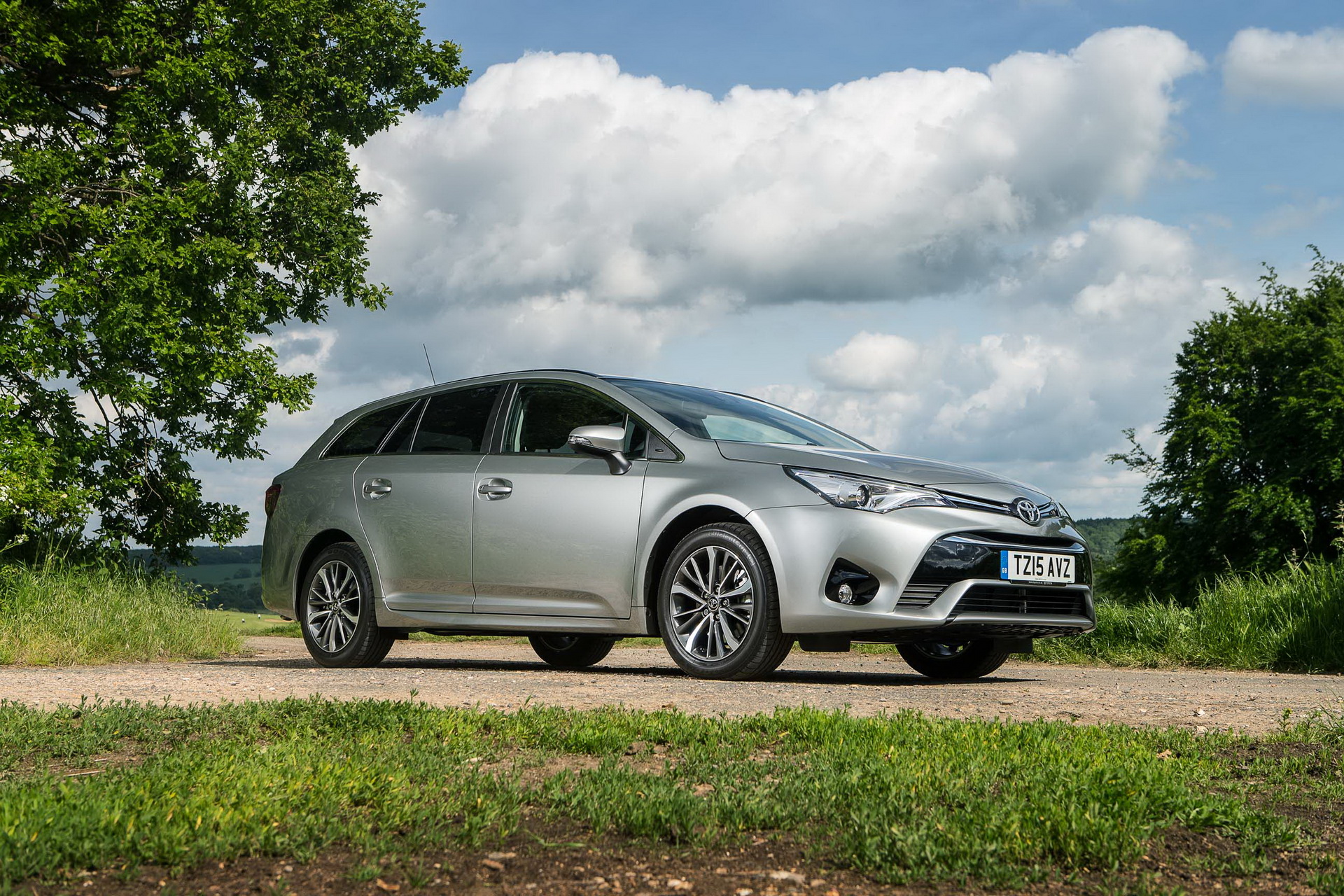 2016-toyota-avensis-8 Toyota Avensis Discontinued, Could Be Replaced By Auris Sedan