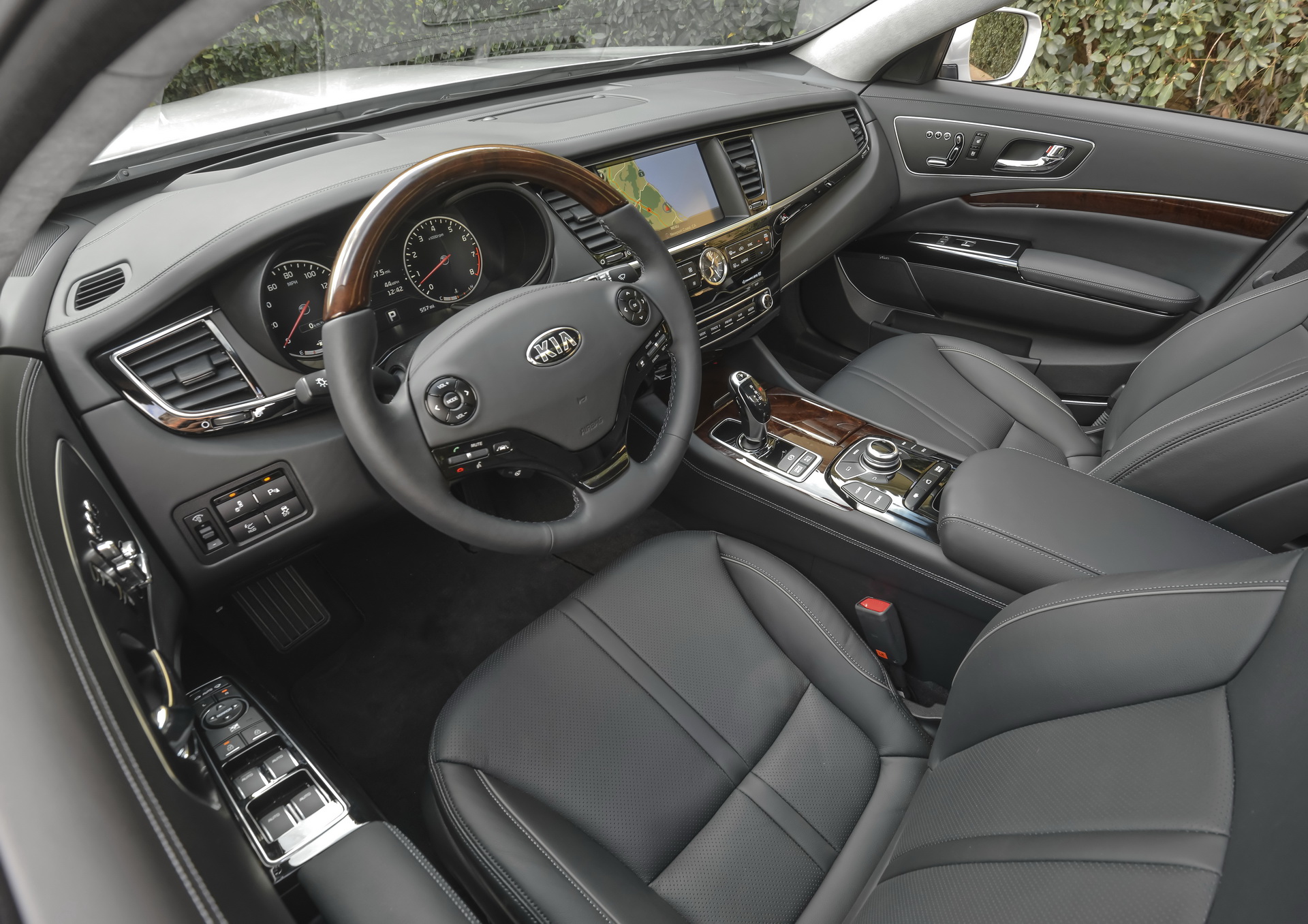 2017-kia-k900-11 2018 Kia K900 Gains More Gear, But At A Price Hike Of Up To $5,000 Just Before It’s Replaced