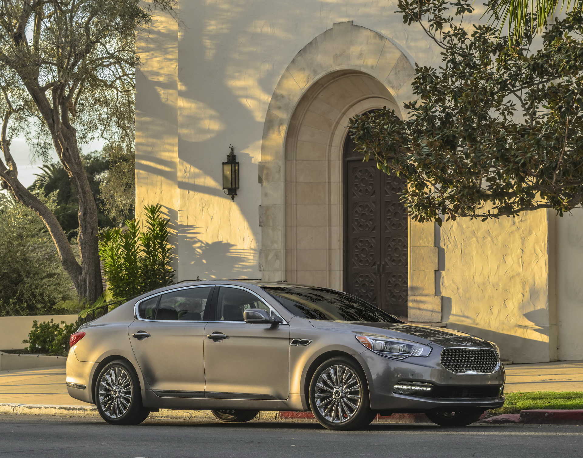 2017-kia-k900-8 2018 Kia K900 Gains More Gear, But At A Price Hike Of Up To $5,000 Just Before It’s Replaced