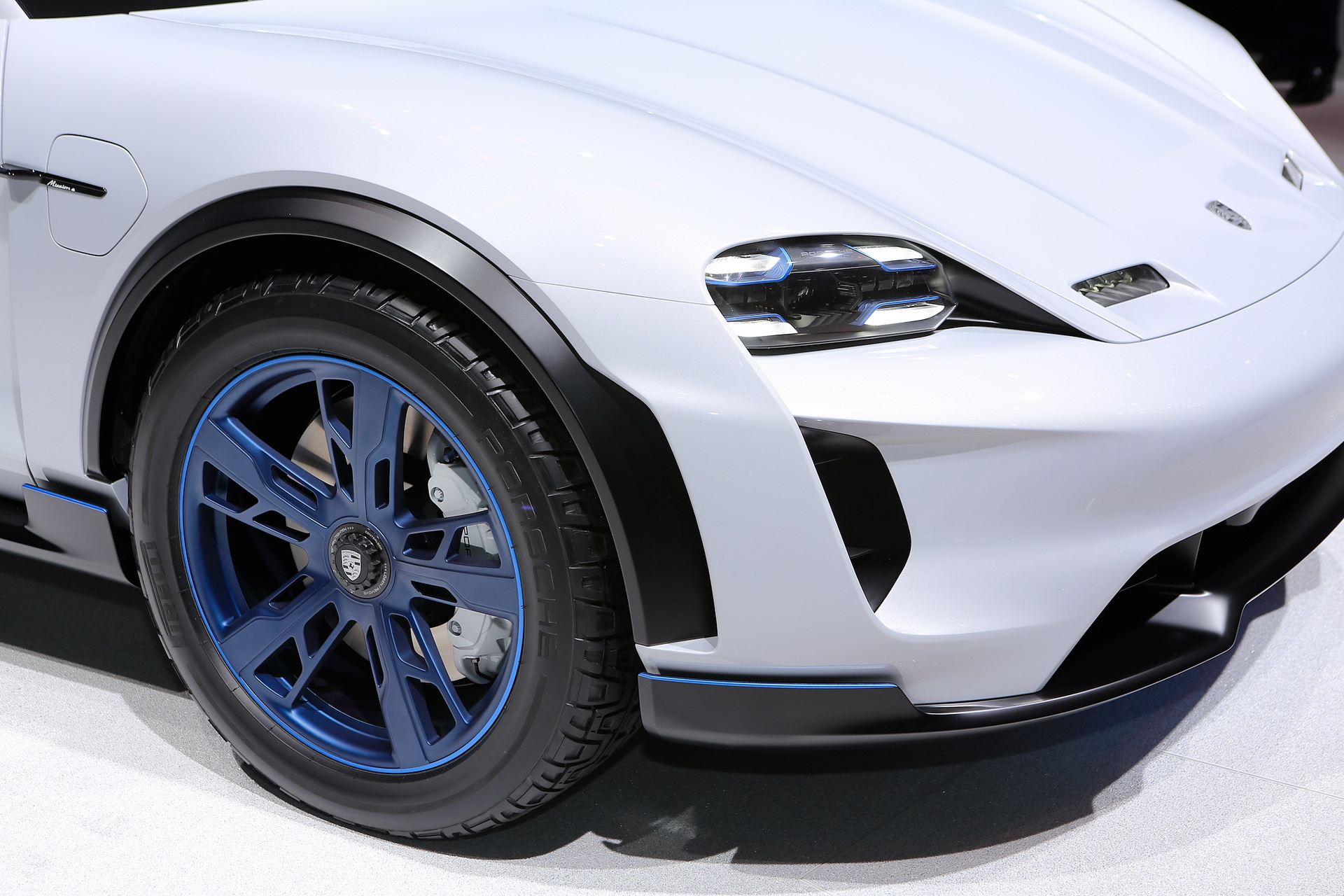 2018-Porsche-Cross-Turismo-01 Porsche Boss Wants To Build Mission E Cross Turismo