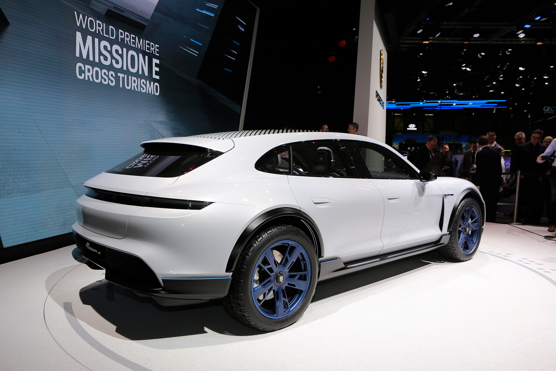 2018-Porsche-Cross-Turismo-06 Porsche Boss Wants To Build Mission E Cross Turismo