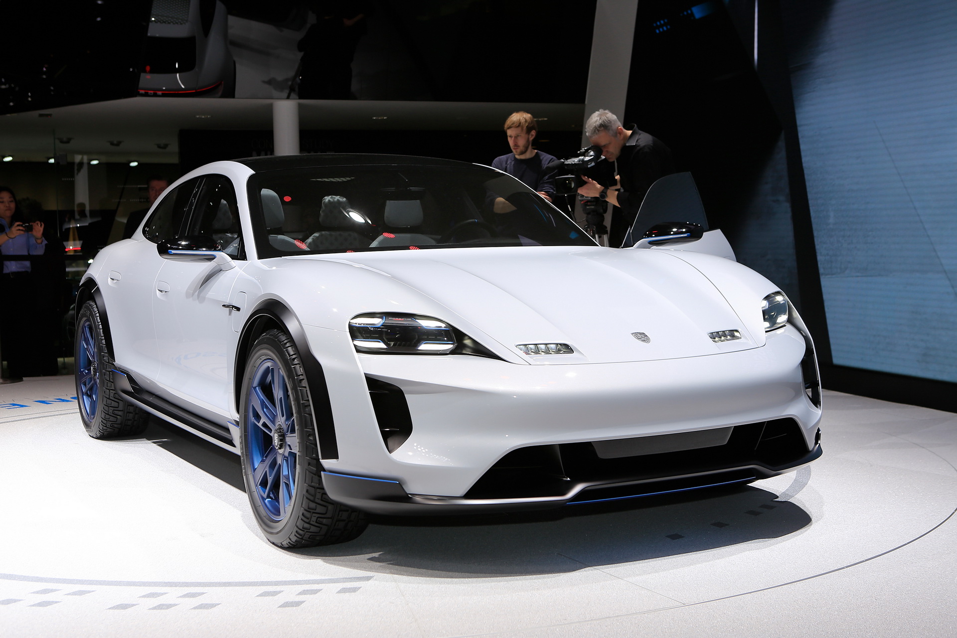 2018-Porsche-Cross-Turismo-08 Porsche Boss Wants To Build Mission E Cross Turismo