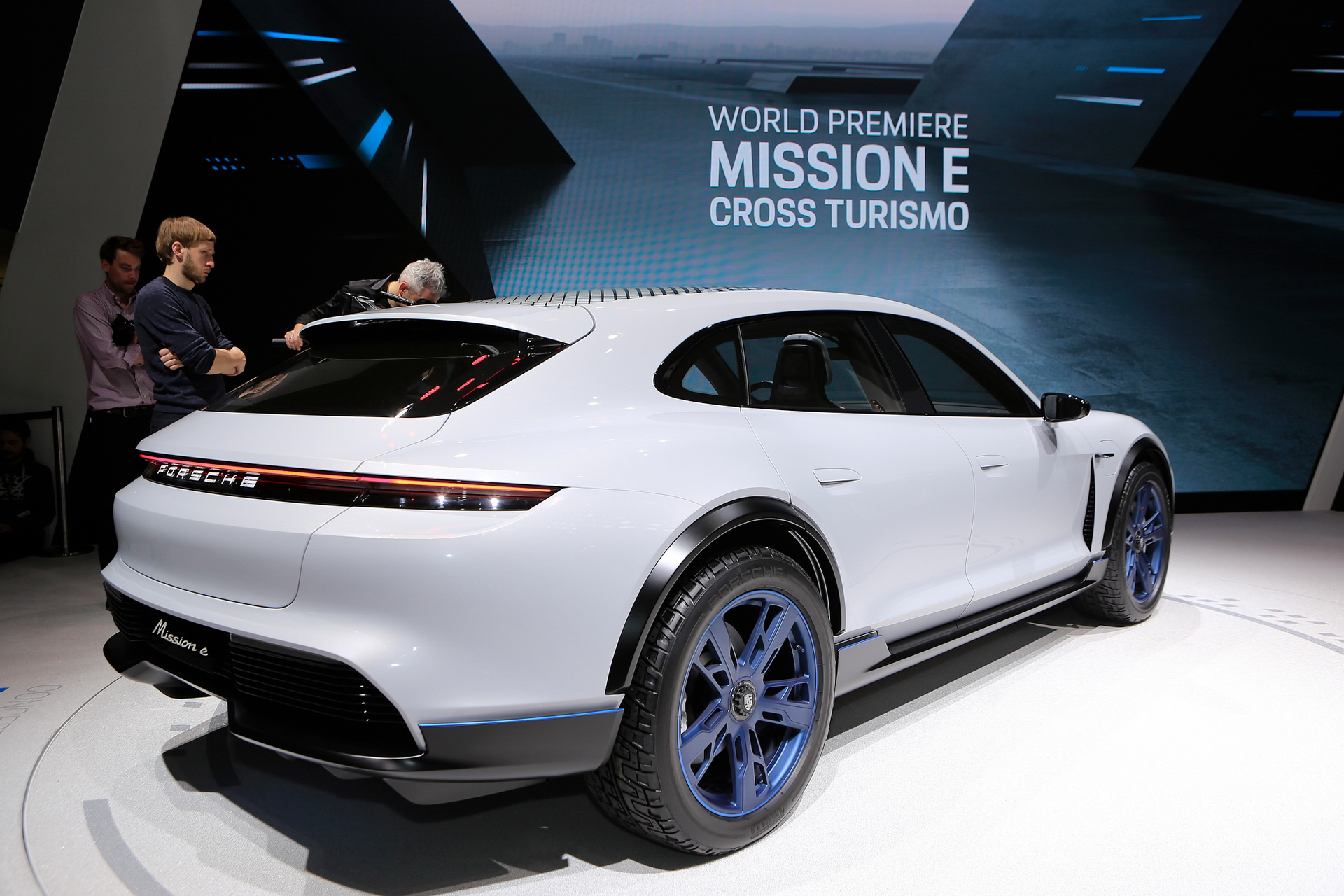 2018-Porsche-Cross-Turismo-09 Porsche Boss Wants To Build Mission E Cross Turismo