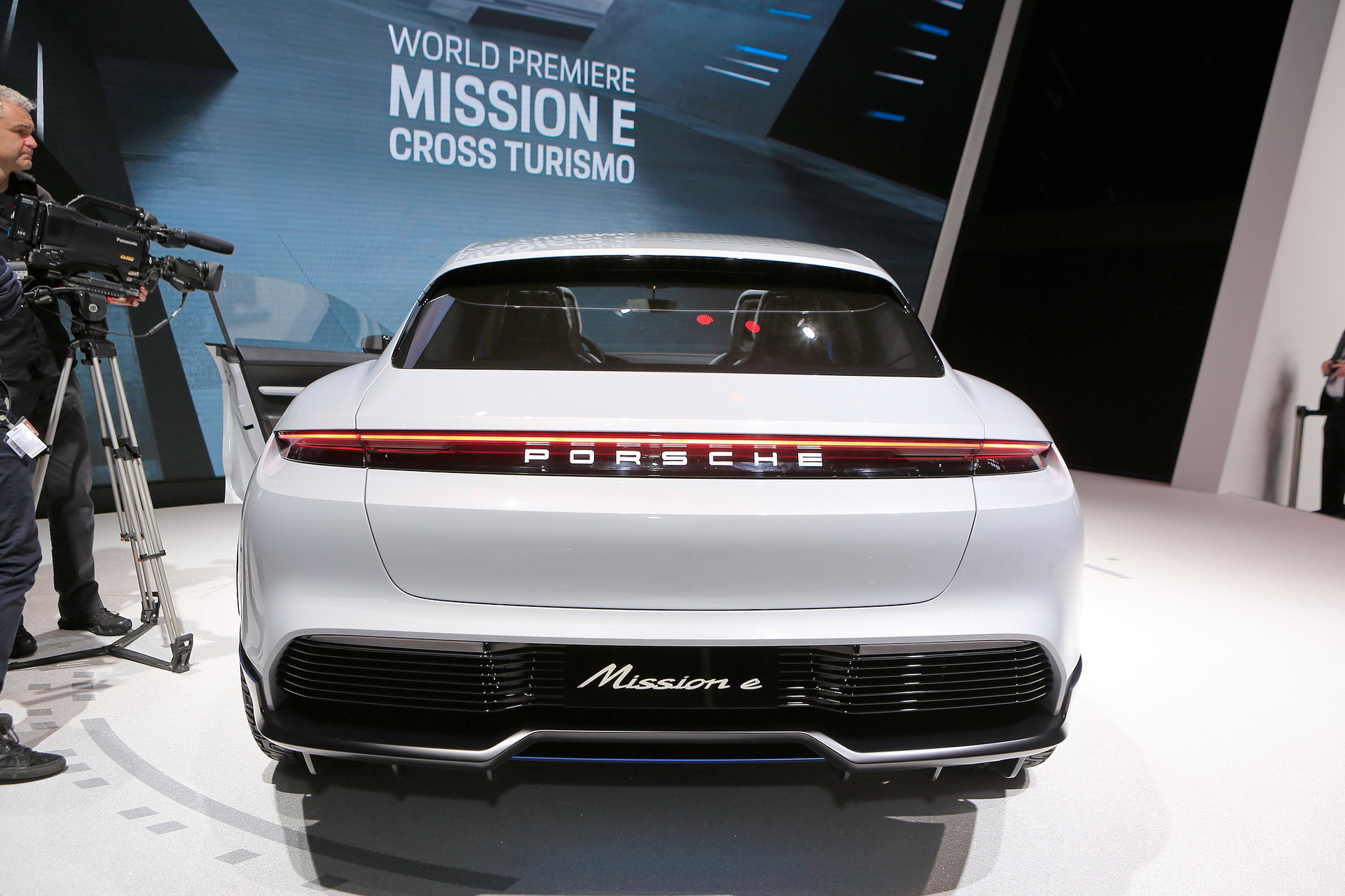 2018-Porsche-Cross-Turismo-10 Porsche Boss Wants To Build Mission E Cross Turismo