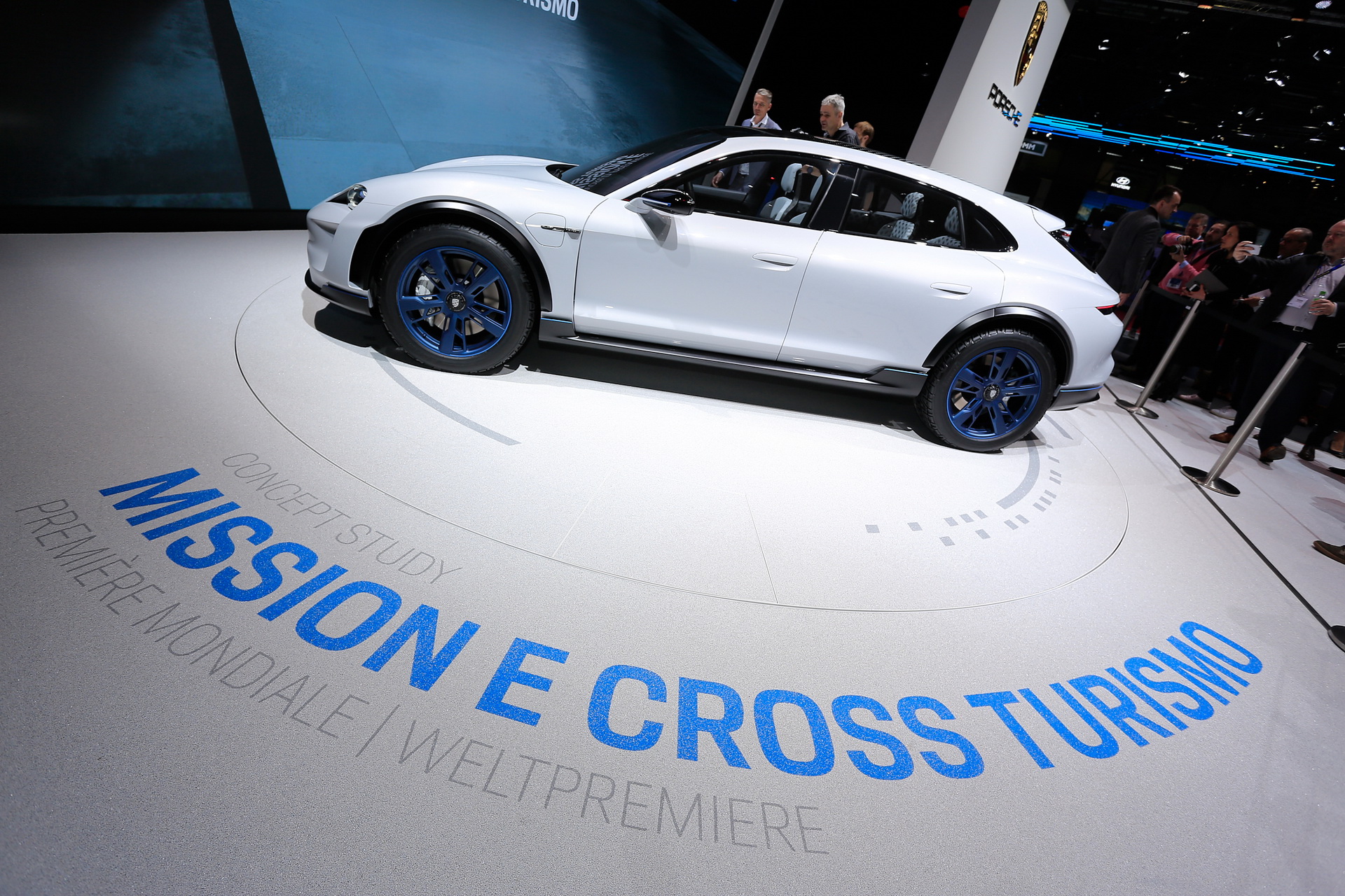 2018-Porsche-Cross-Turismo-12 Porsche Boss Wants To Build Mission E Cross Turismo