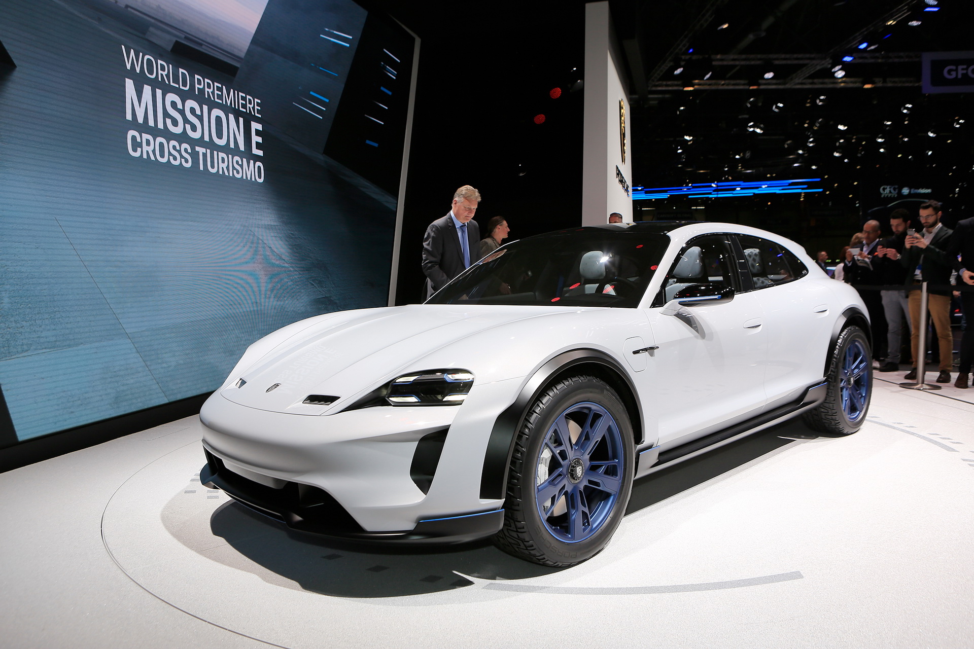 2018-Porsche-Cross-Turismo-14 Porsche Boss Wants To Build Mission E Cross Turismo