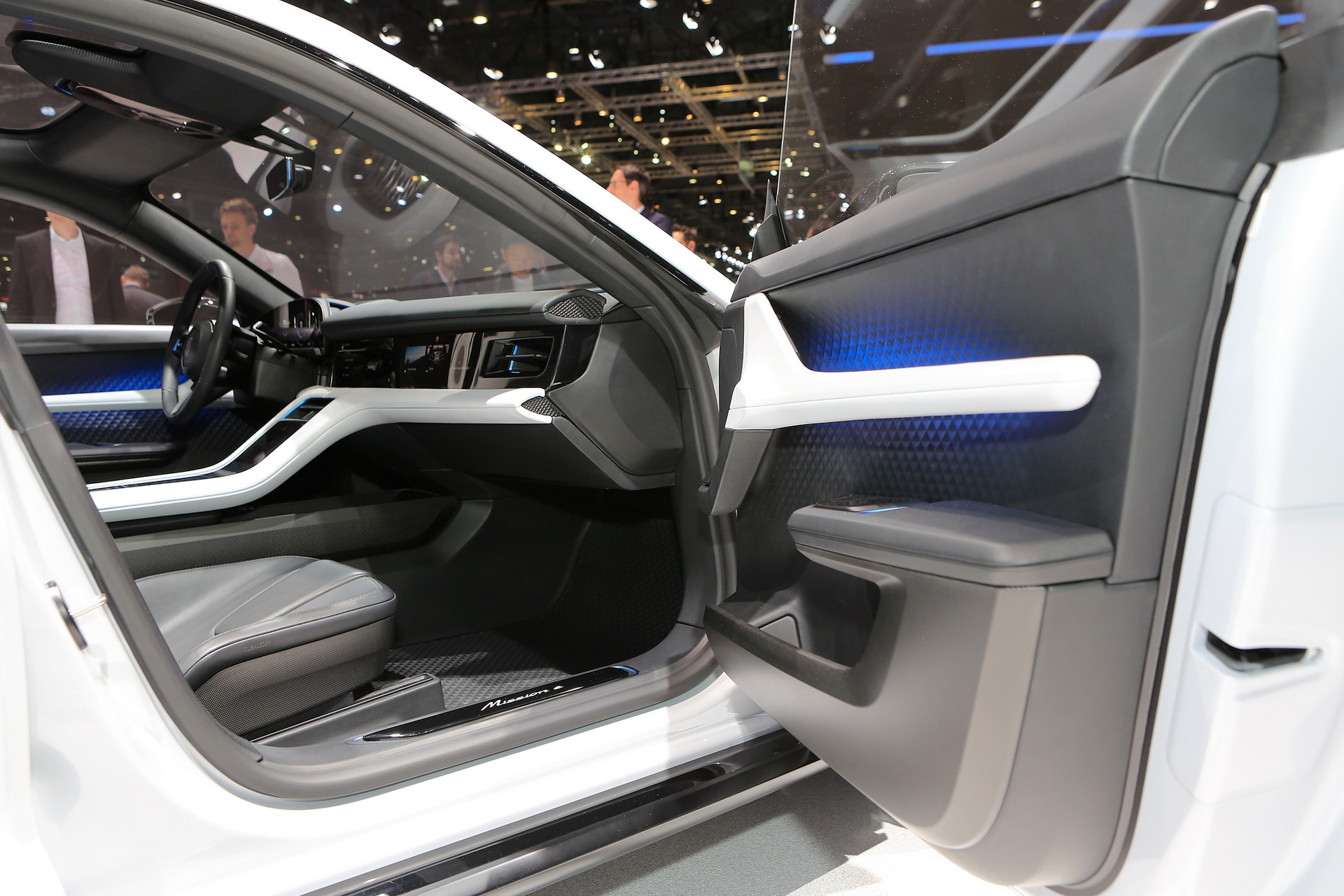 2018-Porsche-Cross-Turismo-20 Porsche Boss Wants To Build Mission E Cross Turismo