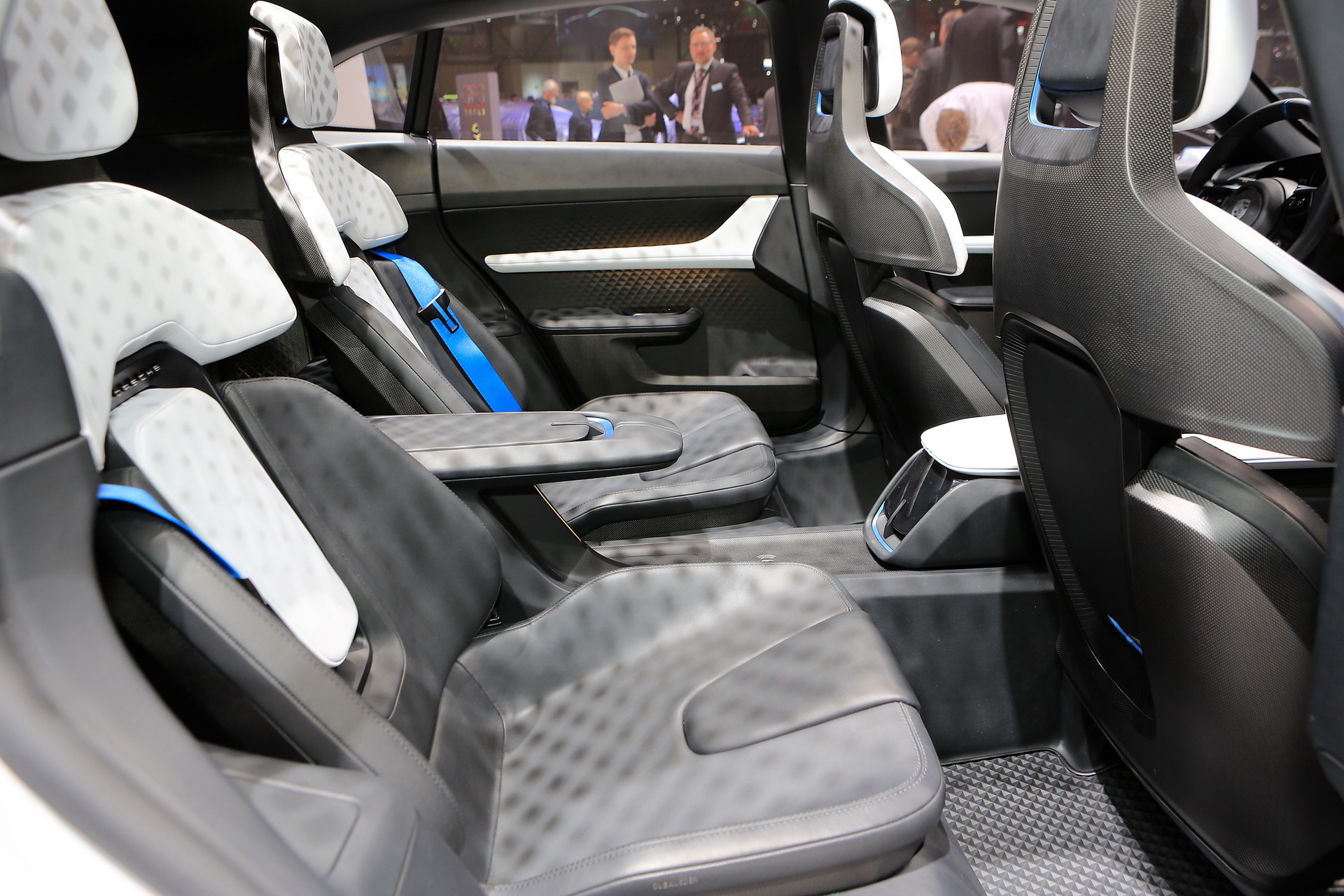 2018-Porsche-Cross-Turismo-21 Porsche Boss Wants To Build Mission E Cross Turismo