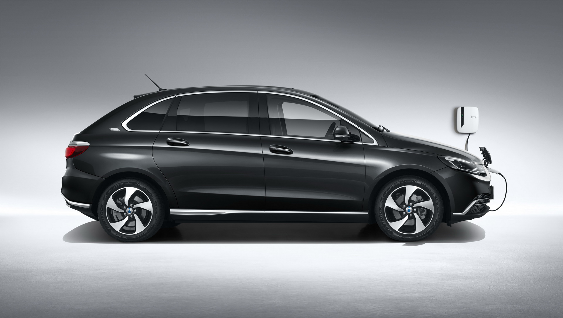 2018-daimler-byd-denza-500-ev-china-4 Daimler Unveils Denza 500, A Chinese EV With 500Km Of Range