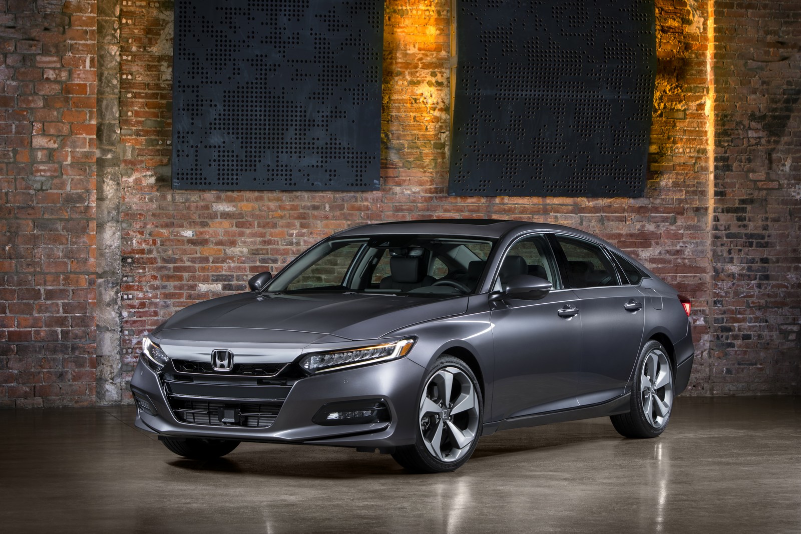 2018-honda-accord-sitting-on-lots-1 Honda Dealers Struggling To Sell 2018 Accord Due To Poor Lease Offers