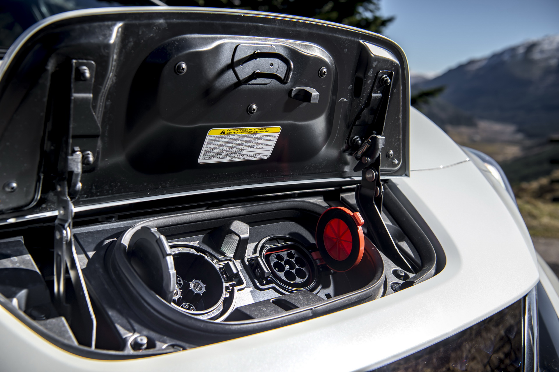 2018-nissan-leaf-10 Nissan To Skip 2018 Paris Auto Show As It Has Nothing New To Present