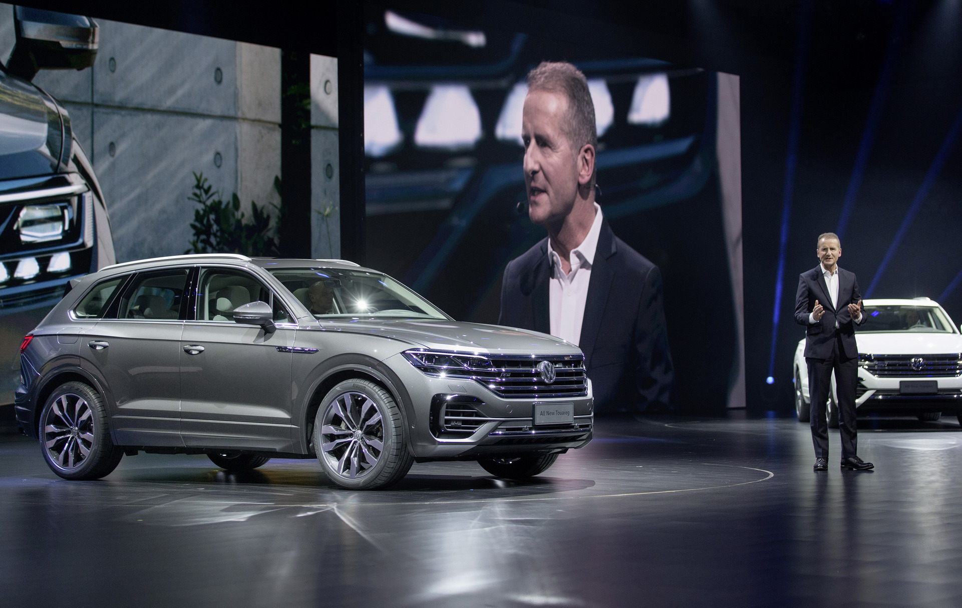 2019-VW-Touareg-2 2019 VW Touareg Is Bigger, Lighter And Packs A Massive Display Inside