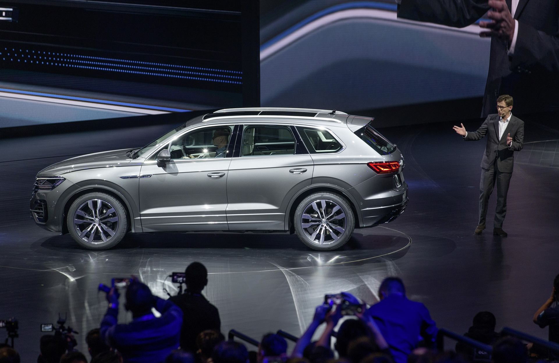 2019-VW-Touareg-3 2019 VW Touareg Is Bigger, Lighter And Packs A Massive Display Inside
