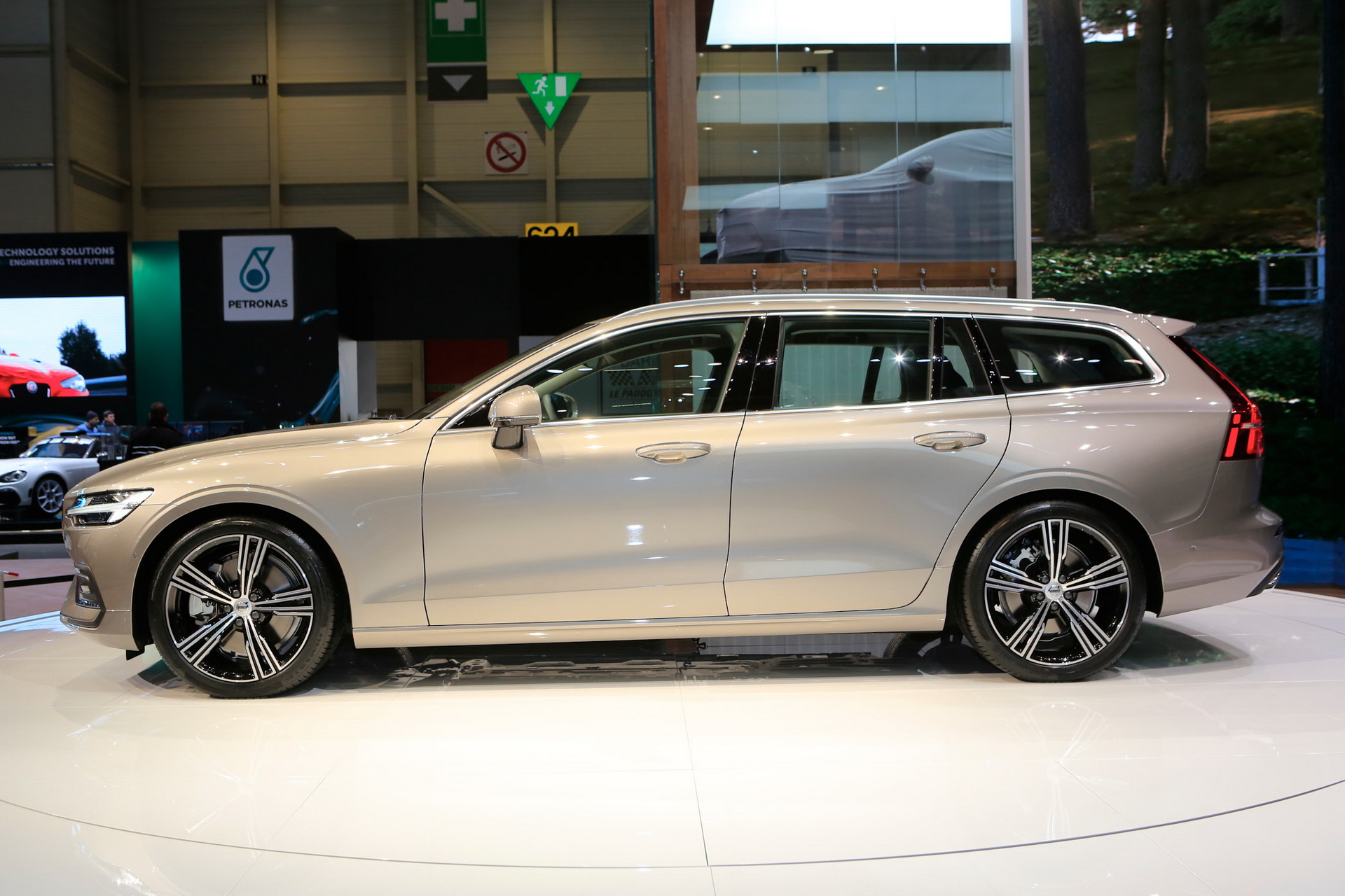 2019-Volvo-V60-1 Check Out Volvo’s New V60 Wagon From The Geneva Show Floor