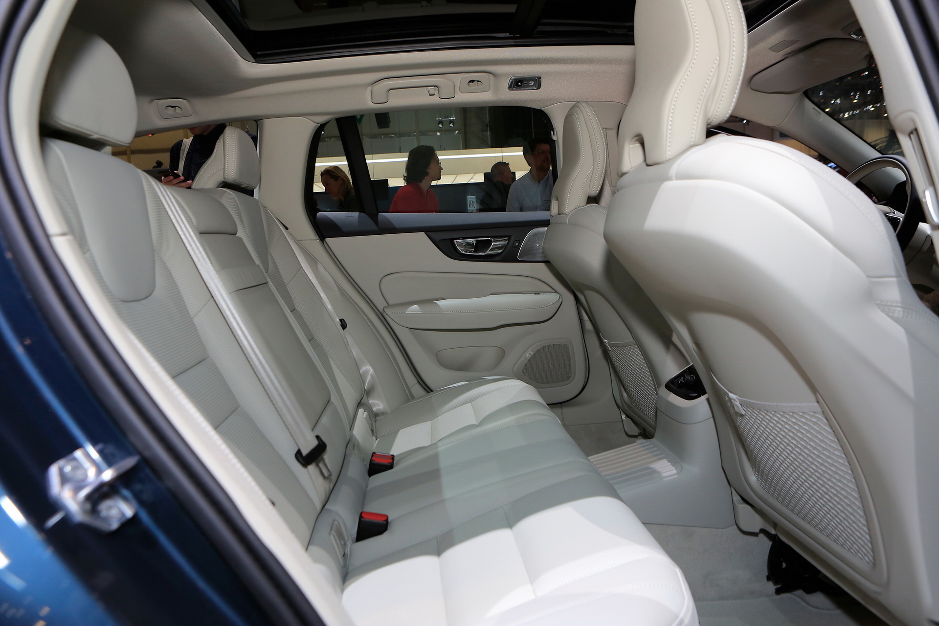 2019-Volvo-V60-10 Check Out Volvo’s New V60 Wagon From The Geneva Show Floor