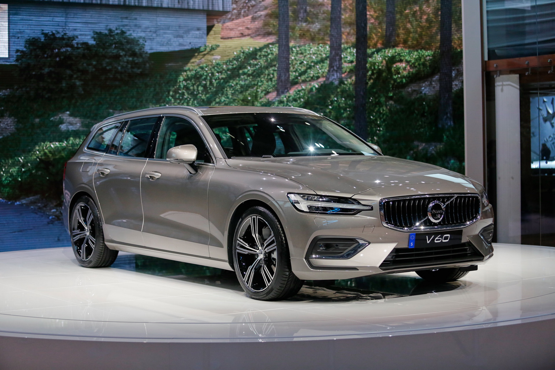 2019-Volvo-V60-14 Check Out Volvo’s New V60 Wagon From The Geneva Show Floor