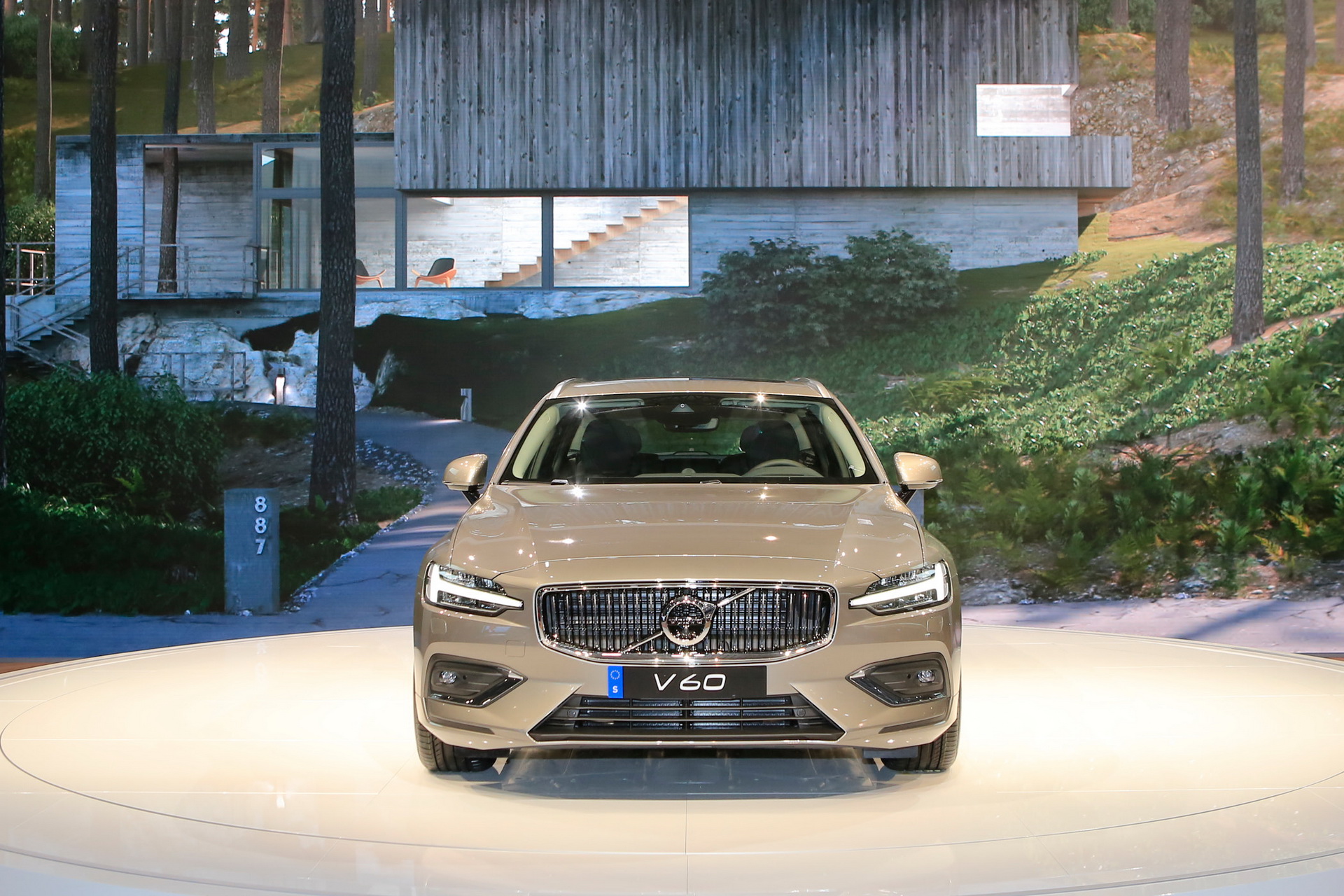 2019-Volvo-V60-2 Check Out Volvo’s New V60 Wagon From The Geneva Show Floor