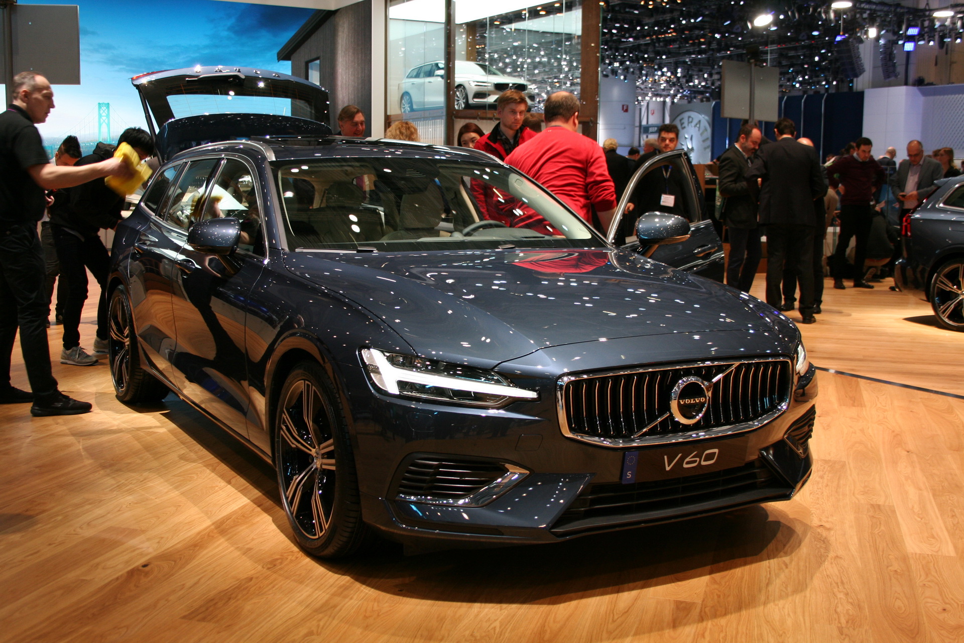 2019-Volvo-V60-26 Check Out Volvo’s New V60 Wagon From The Geneva Show Floor
