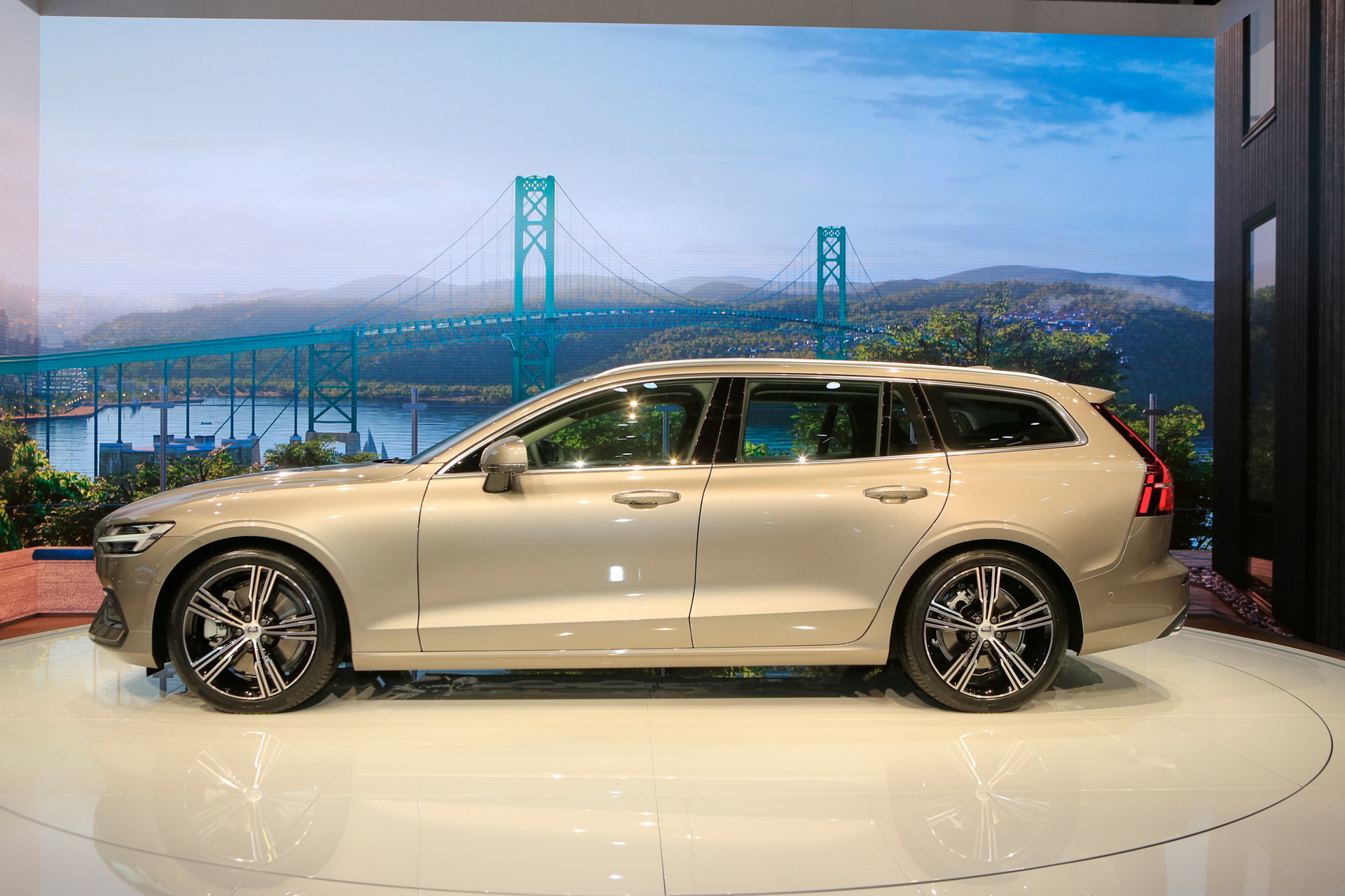2019-Volvo-V60-3 Check Out Volvo’s New V60 Wagon From The Geneva Show Floor