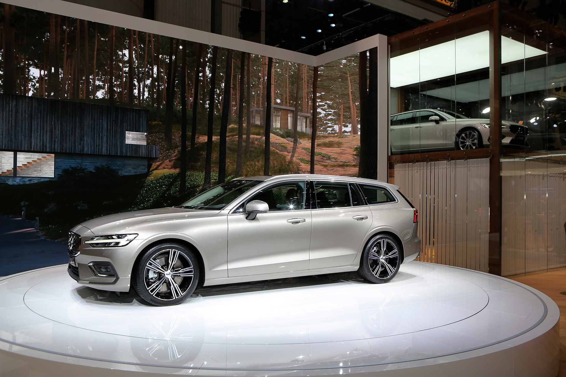 2019-Volvo-V60-8 Check Out Volvo’s New V60 Wagon From The Geneva Show Floor
