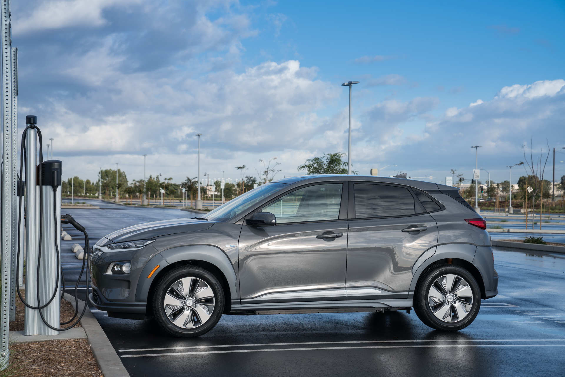 2019-hyundai-kona-electric-14 This Version Of Hyundai’s Kona Wants To Make Sure You Know It’s Electric