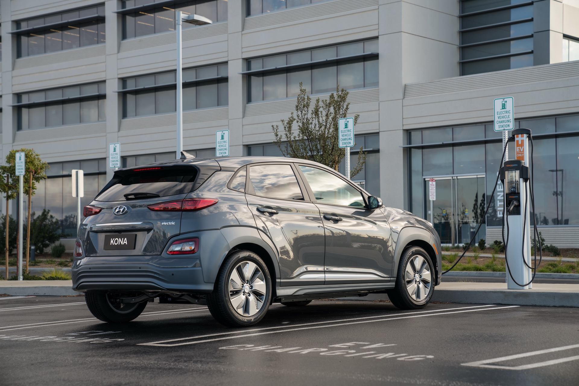 2019-hyundai-kona-electric-16 This Version Of Hyundai’s Kona Wants To Make Sure You Know It’s Electric