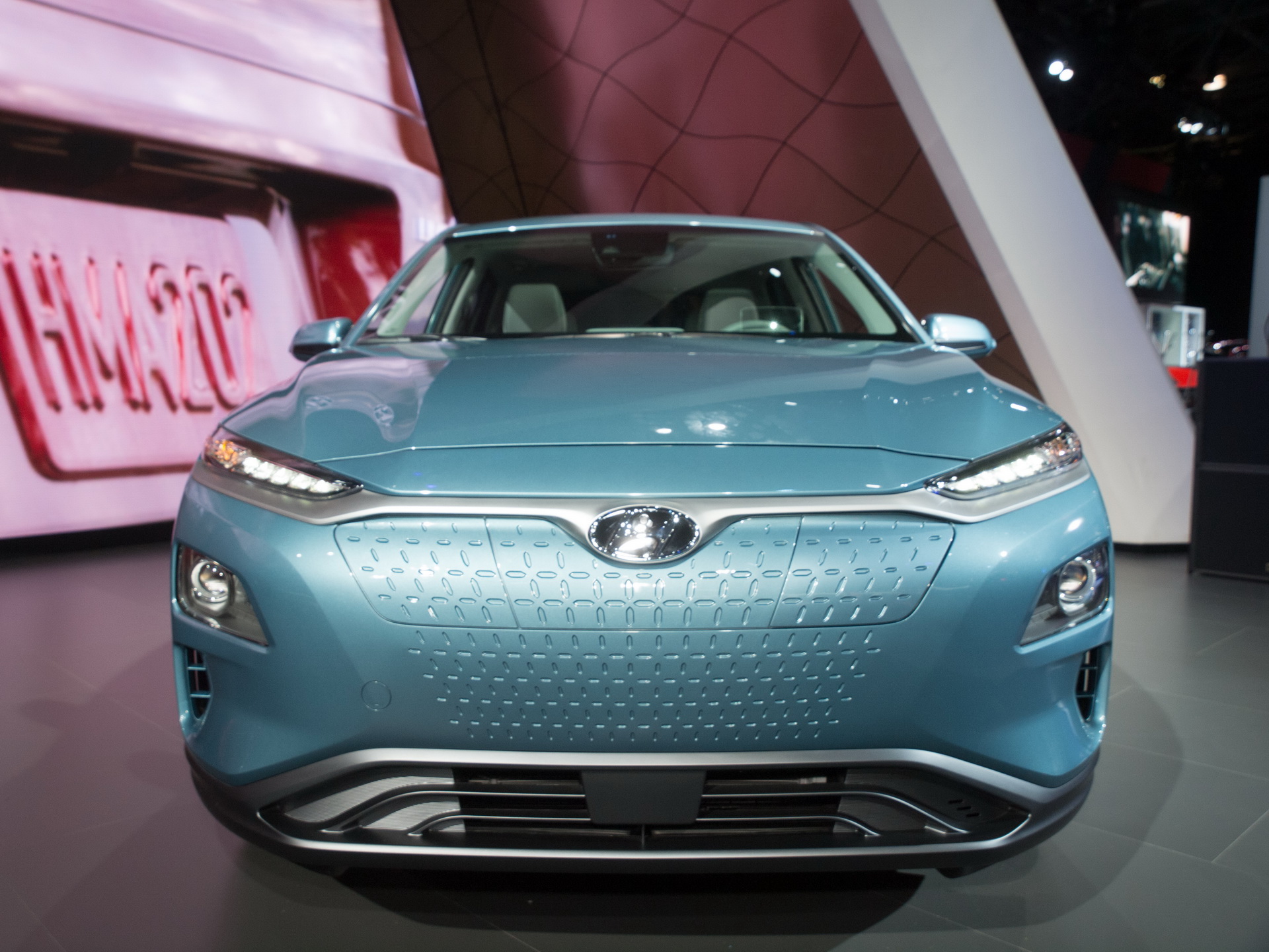 2019-hyundai-kona-electric-2 This Version Of Hyundai’s Kona Wants To Make Sure You Know It’s Electric