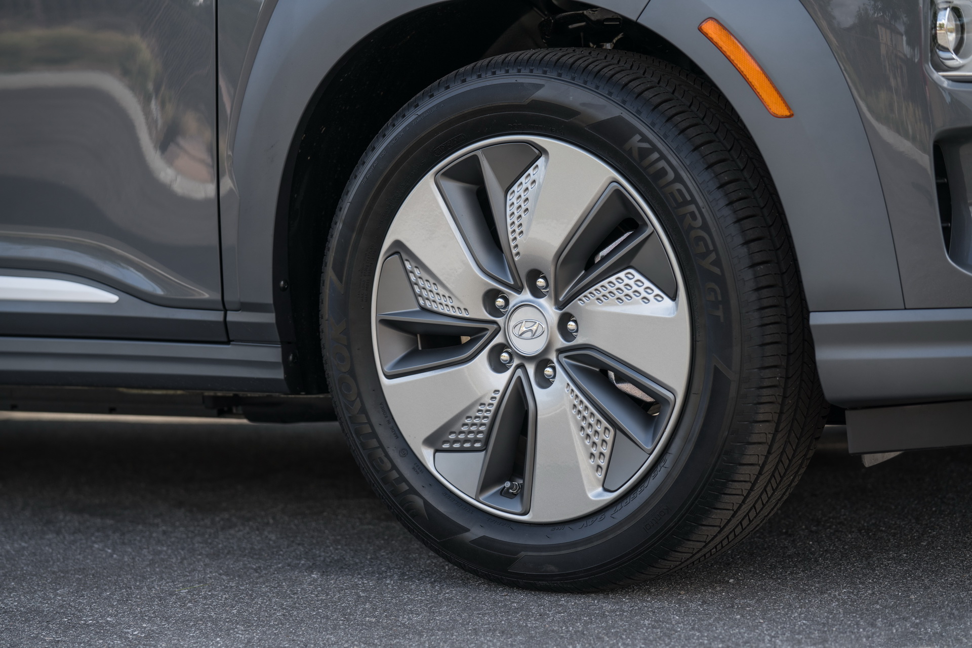 2019-hyundai-kona-electric-26 This Version Of Hyundai’s Kona Wants To Make Sure You Know It’s Electric