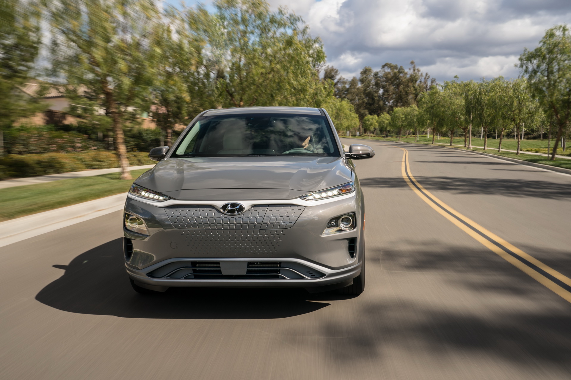 2019-hyundai-kona-electric-4 This Version Of Hyundai’s Kona Wants To Make Sure You Know It’s Electric