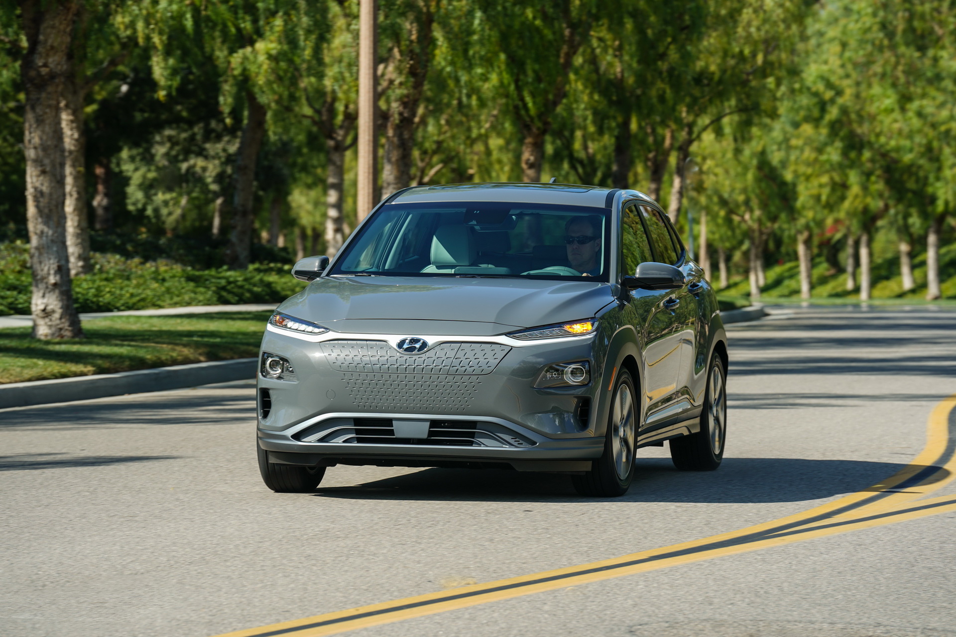2019-hyundai-kona-electric-8 This Version Of Hyundai’s Kona Wants To Make Sure You Know It’s Electric
