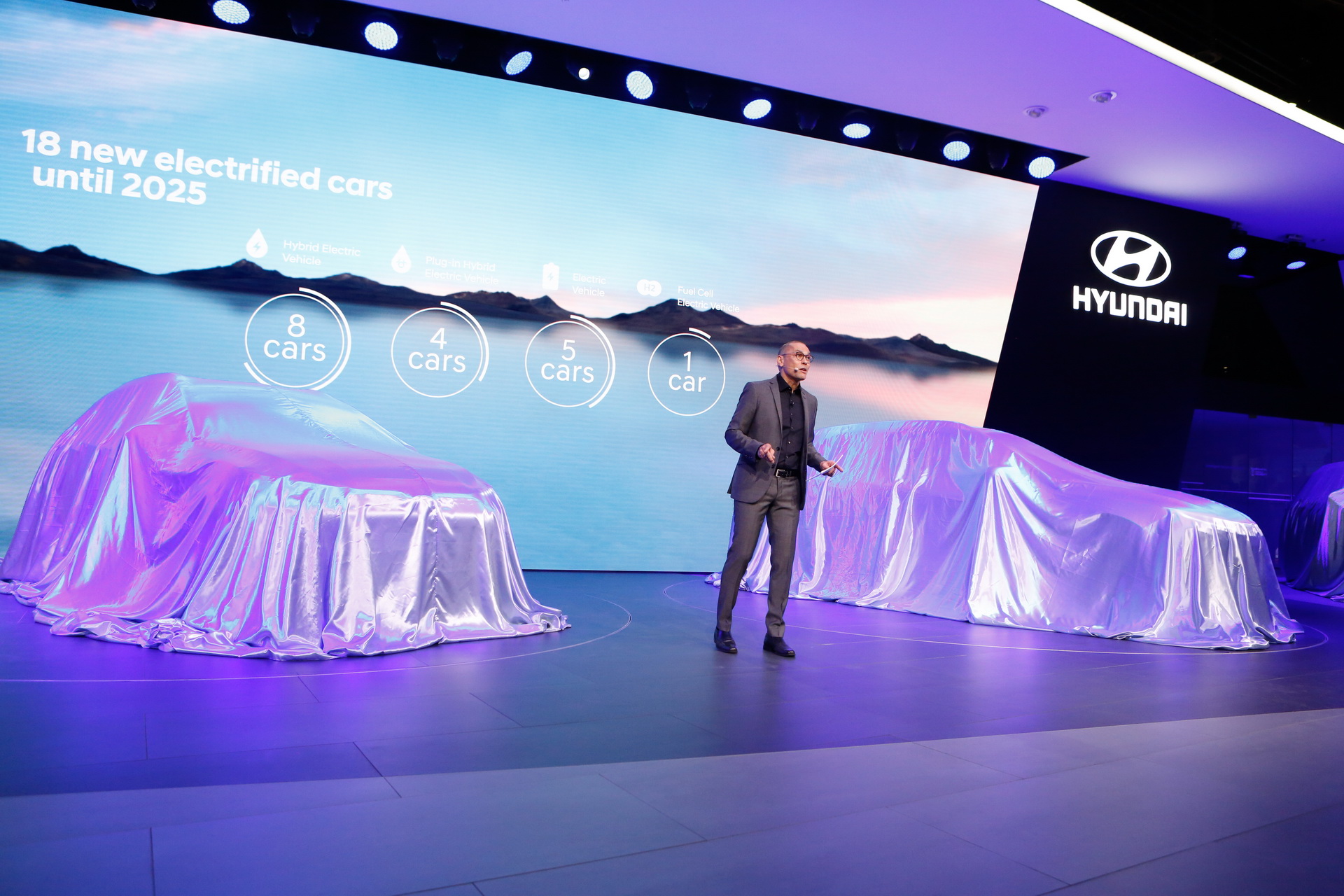 2019-hyundai-santa-fe-25 Hyundai Confirms New Santa Fe Hybrid And PHEV In Geneva