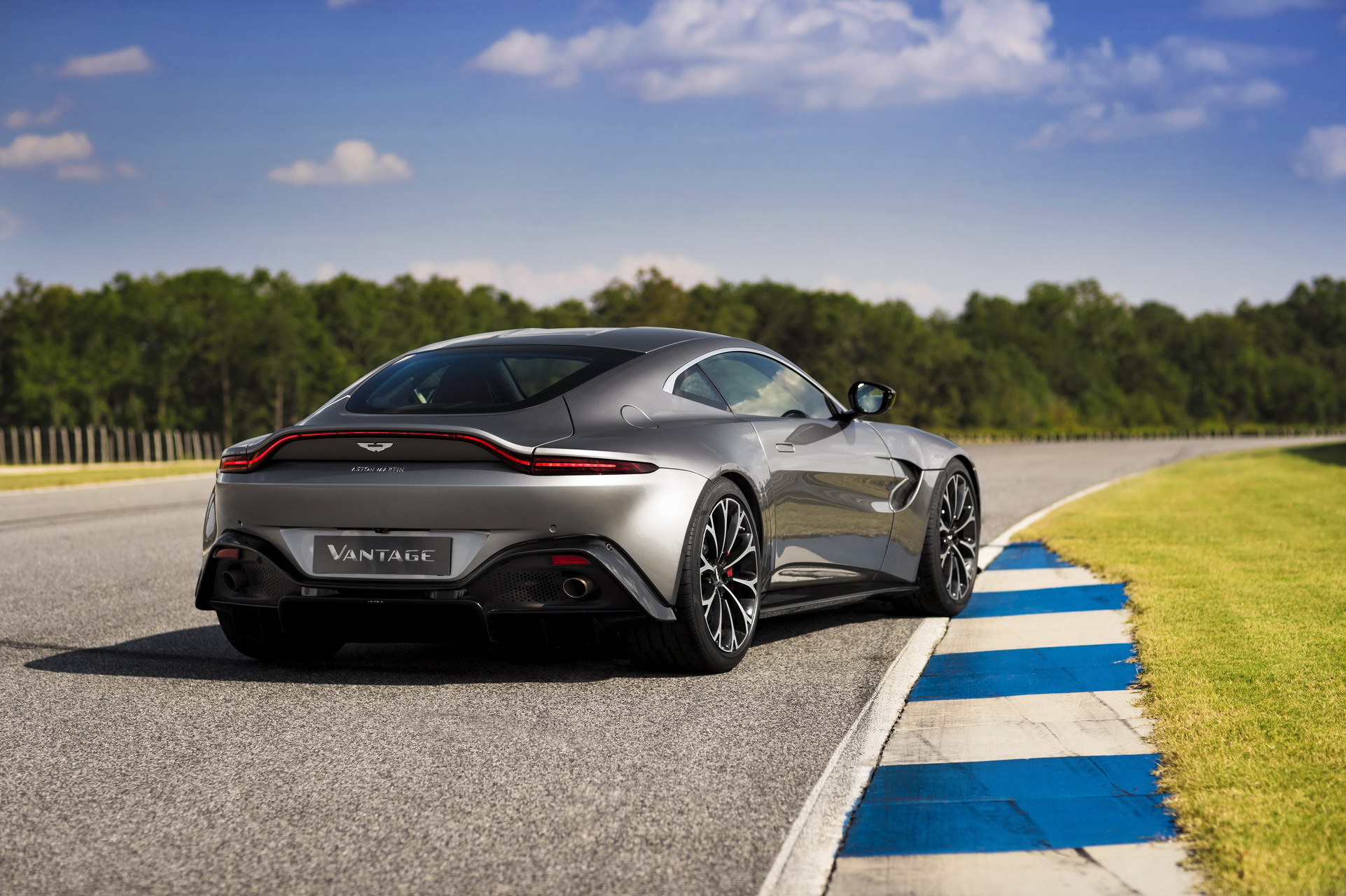 Aston Martin Vantage-8 Aston Martin Considering Vantage With Mercedes Inline-Six