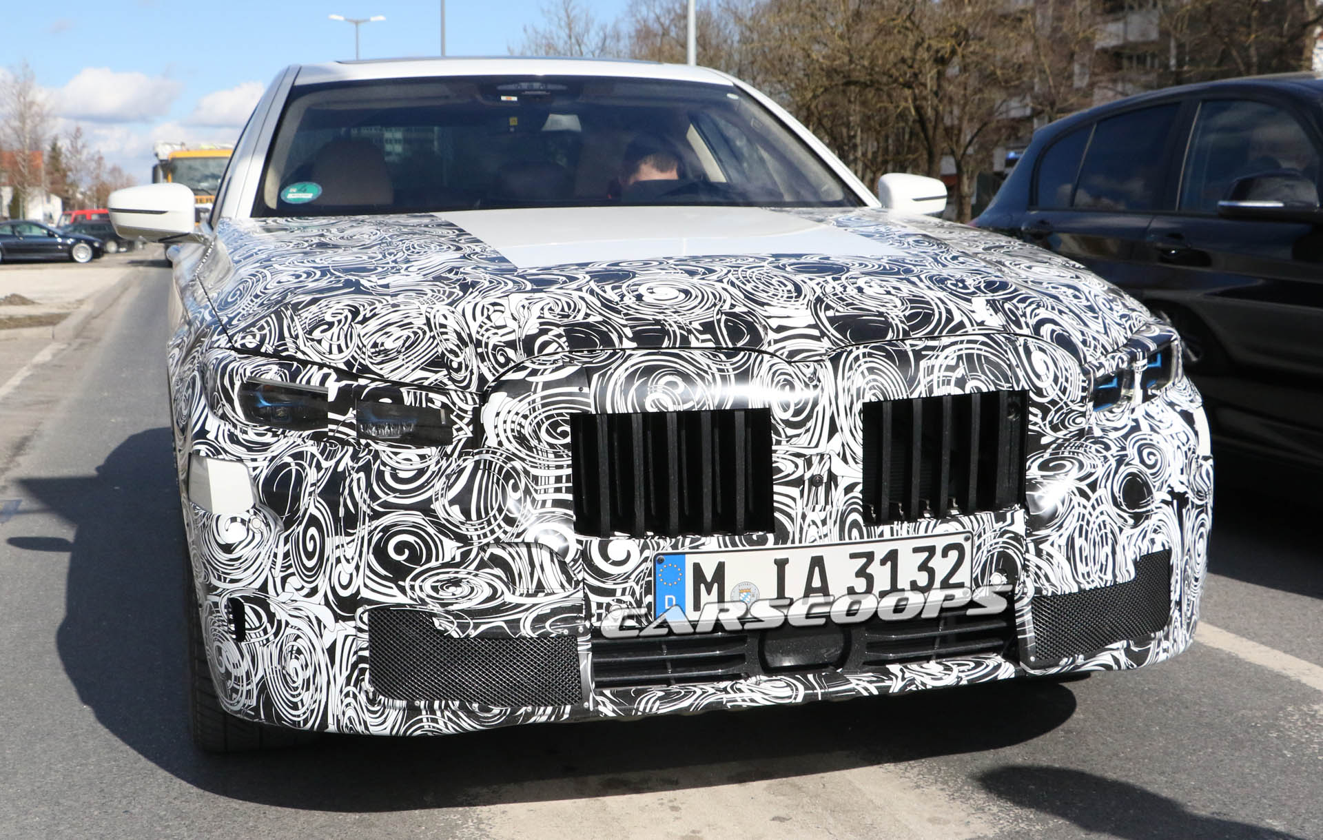 BMW 7 Series Facelift 1 copy Facelifted 2019 BMW 7-Series Spied In Base And M760Li xDrive Forms