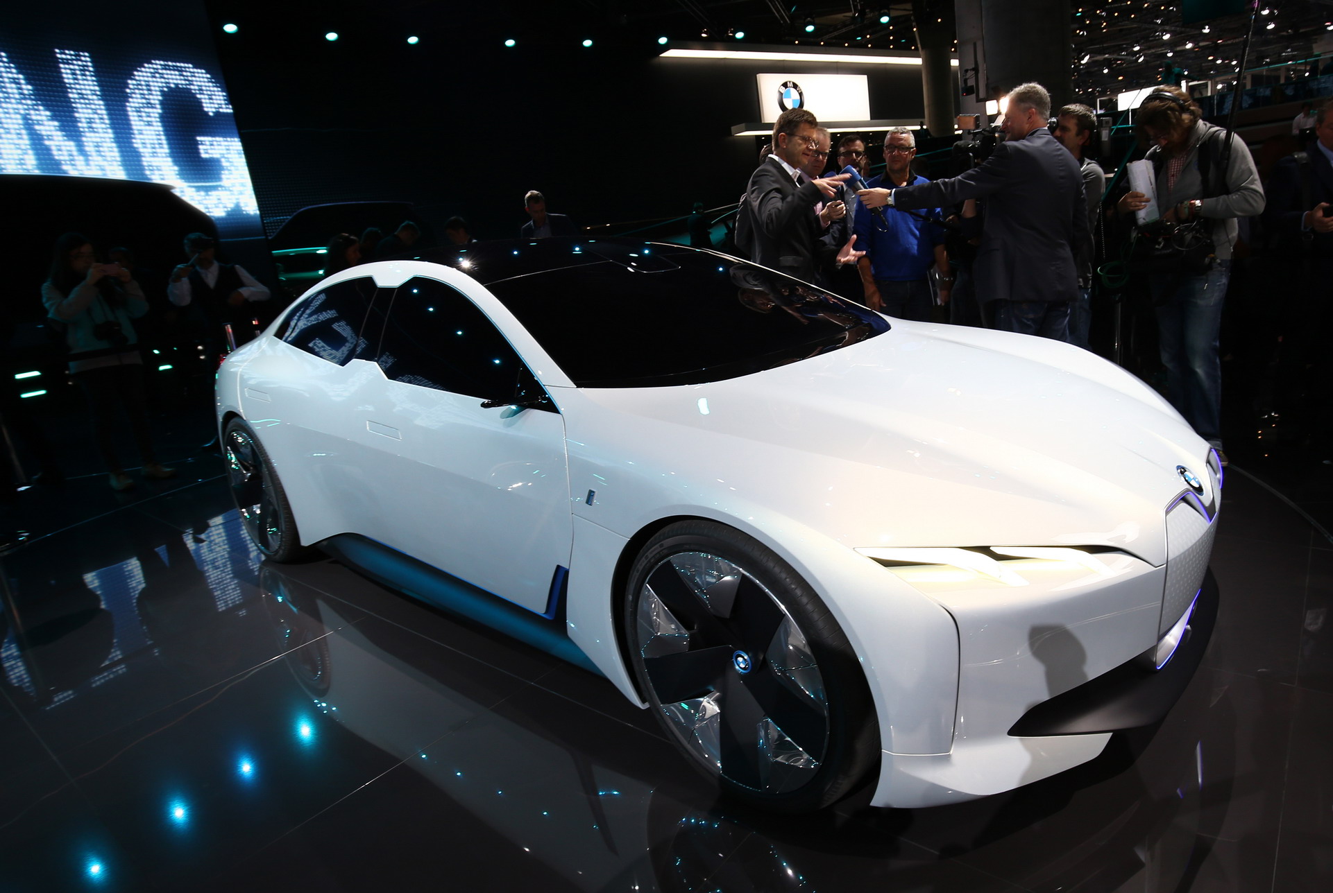 BMW-i-Vision-Dynamics-2 BMW Says Upcoming i4 Will Travel Up To 435 Miles On A Single Charge