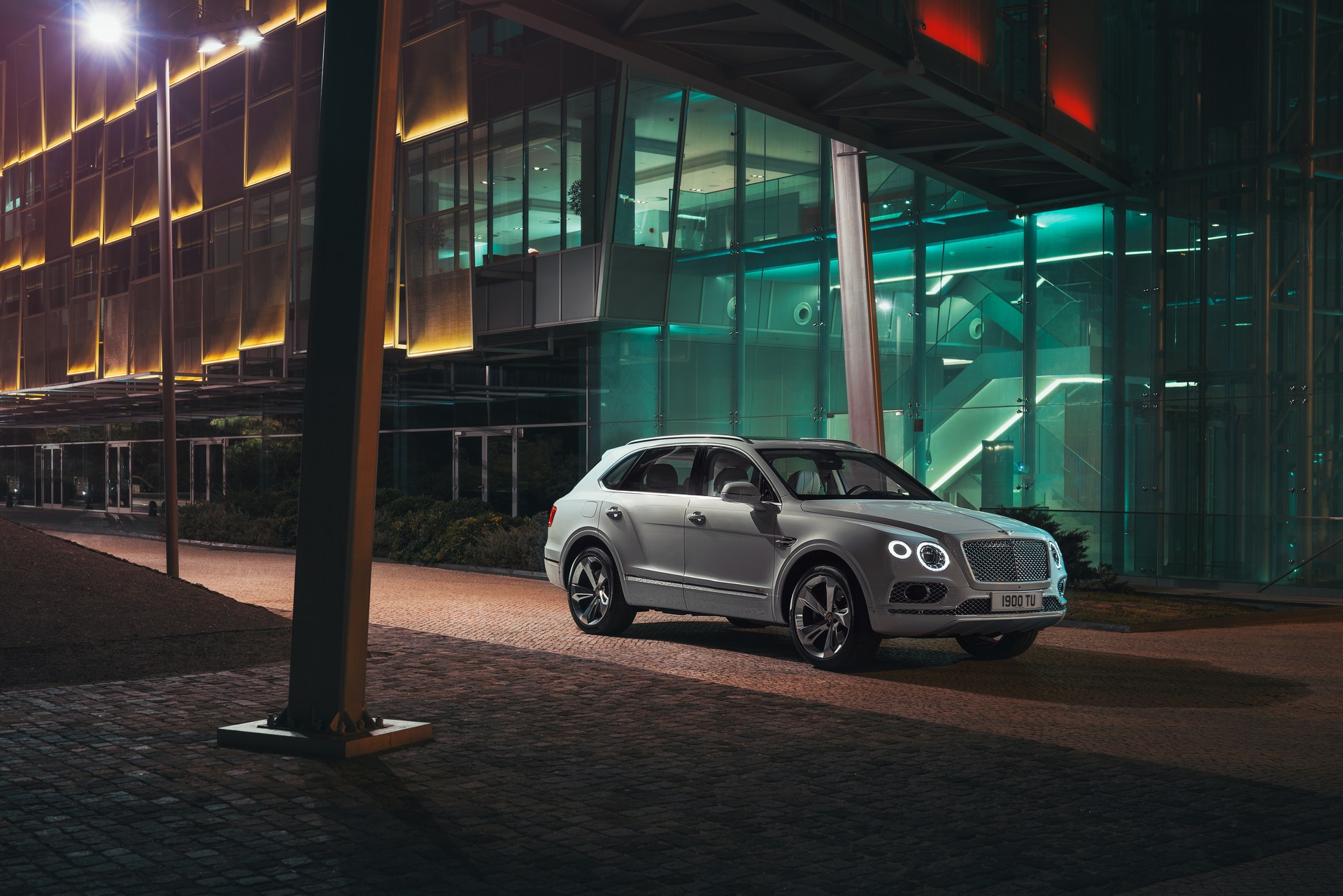 Bentley-Bentayga-Hybrid-10 Bentley Bentayga Hybrid Plugs Into The Future At Geneva