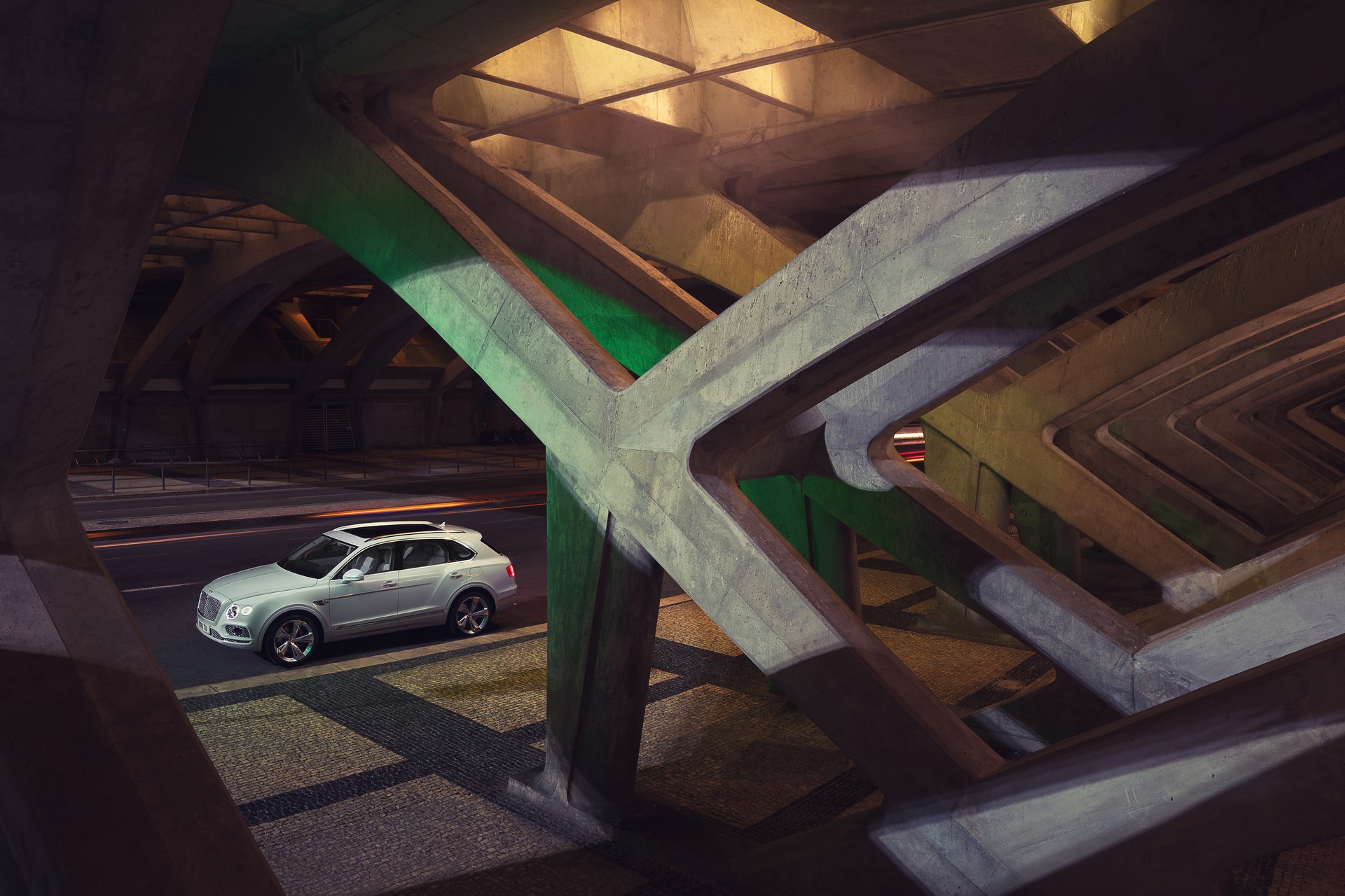 Bentley-Bentayga-Hybrid-14 Bentley Bentayga Hybrid Plugs Into The Future At Geneva