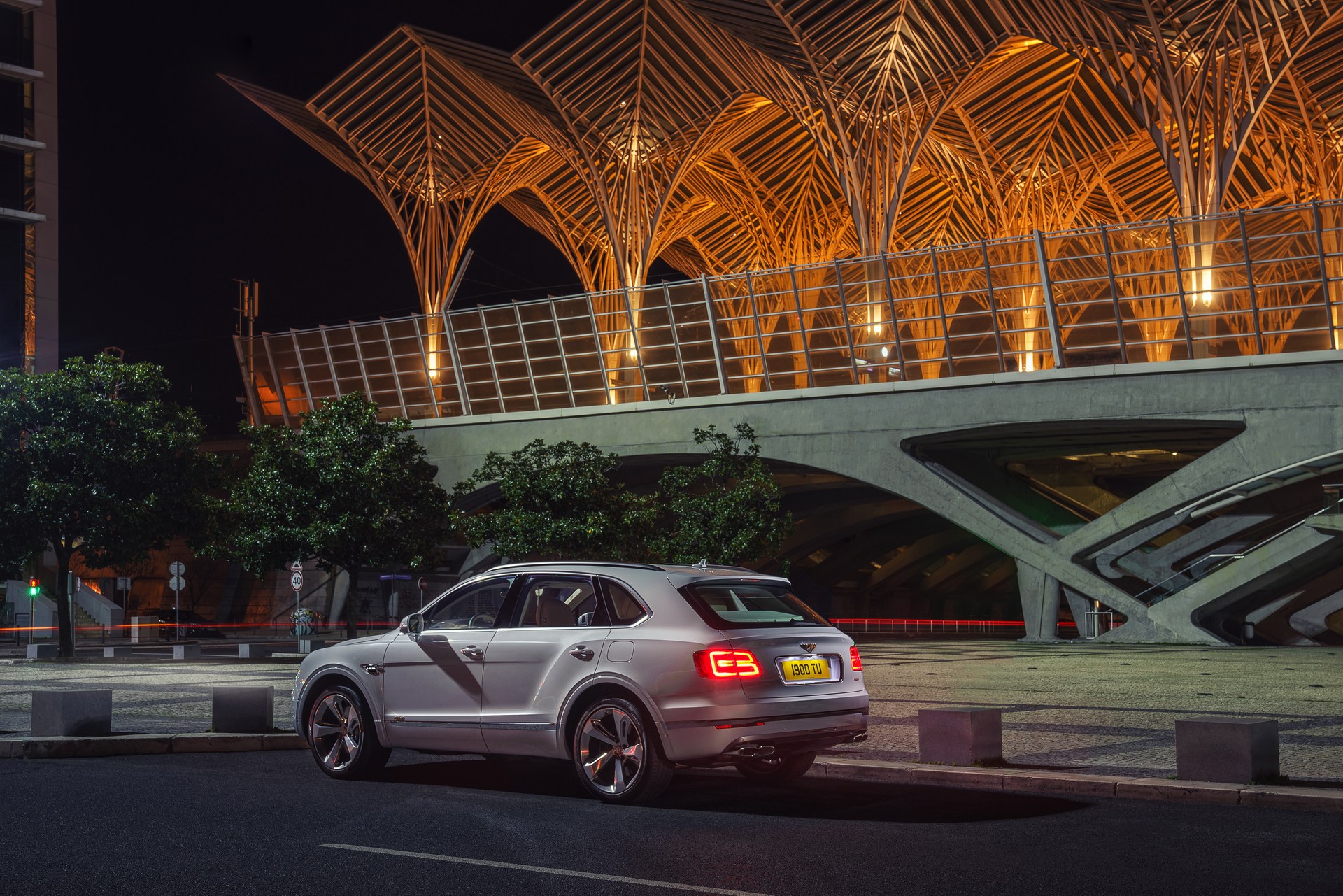 Bentley-Bentayga-Hybrid-17 Bentley Bentayga Hybrid Plugs Into The Future At Geneva