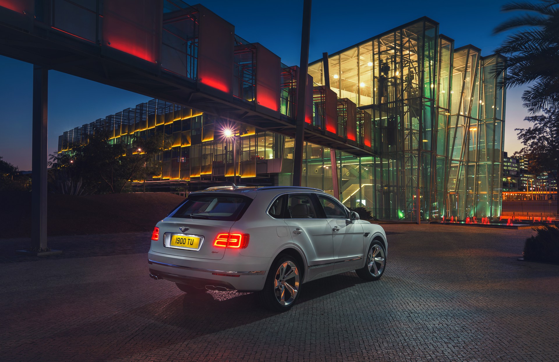 Bentley-Bentayga-Hybrid-8 Bentley Bentayga Hybrid Plugs Into The Future At Geneva