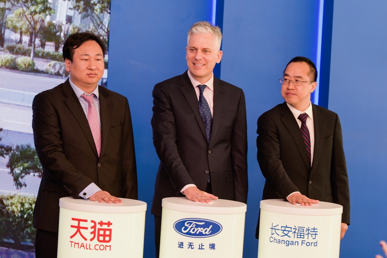 Ford-Vending-Machine-2 Ford Launched A Gigantic Car Vending Machine In China