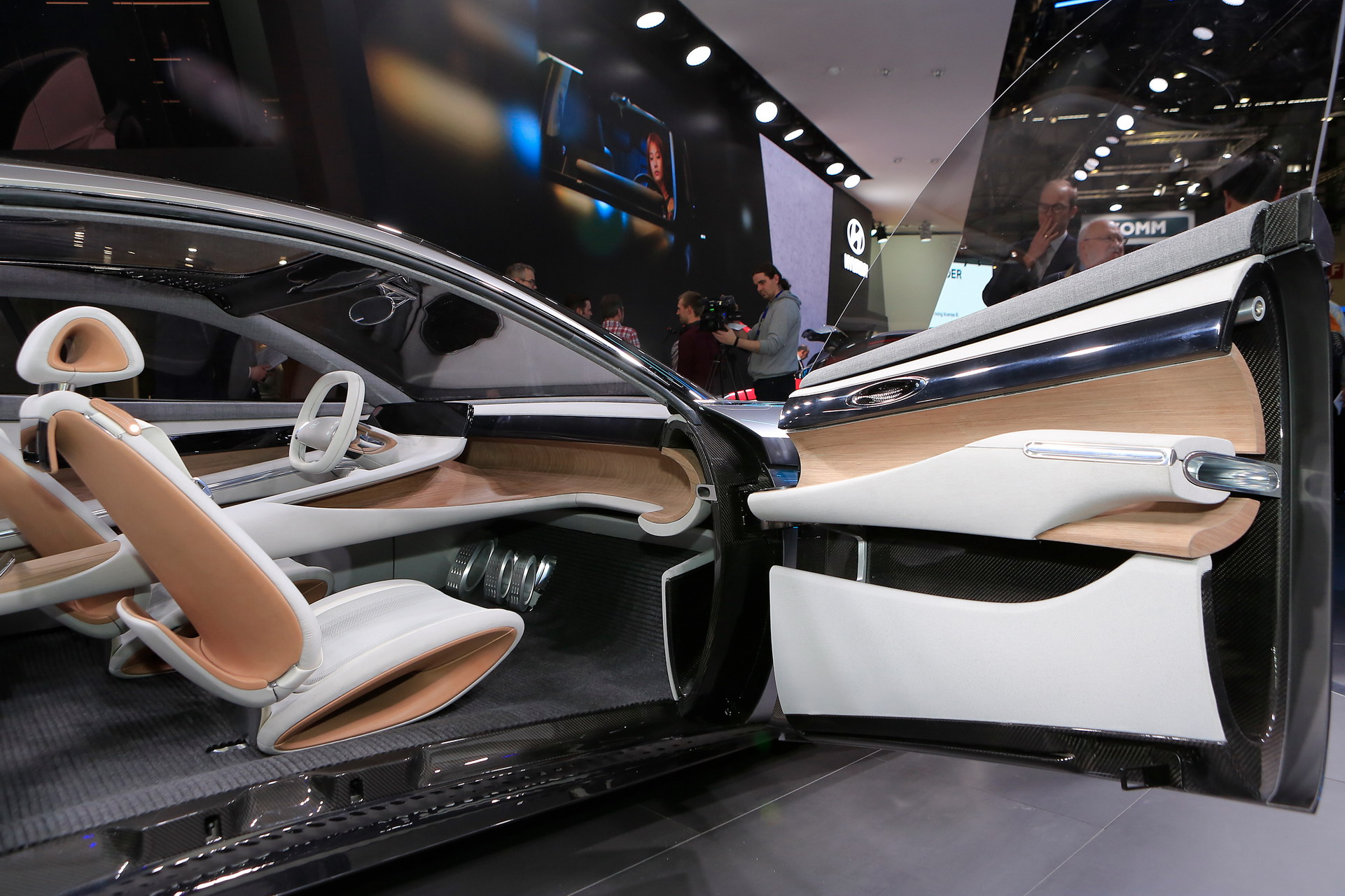 Hyundai Le Fil Rouge-13 Hyundai Le Fil Rouge Concept Brings Mathematical Perfection To Geneva