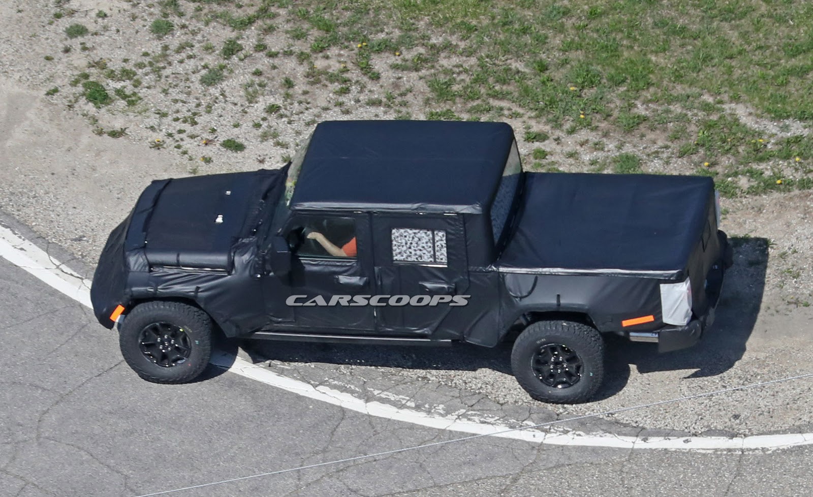 Jeep-Pickup-Truck-1 Jeep Scrambler Pickup Should Arrive At Dealerships By April 2019