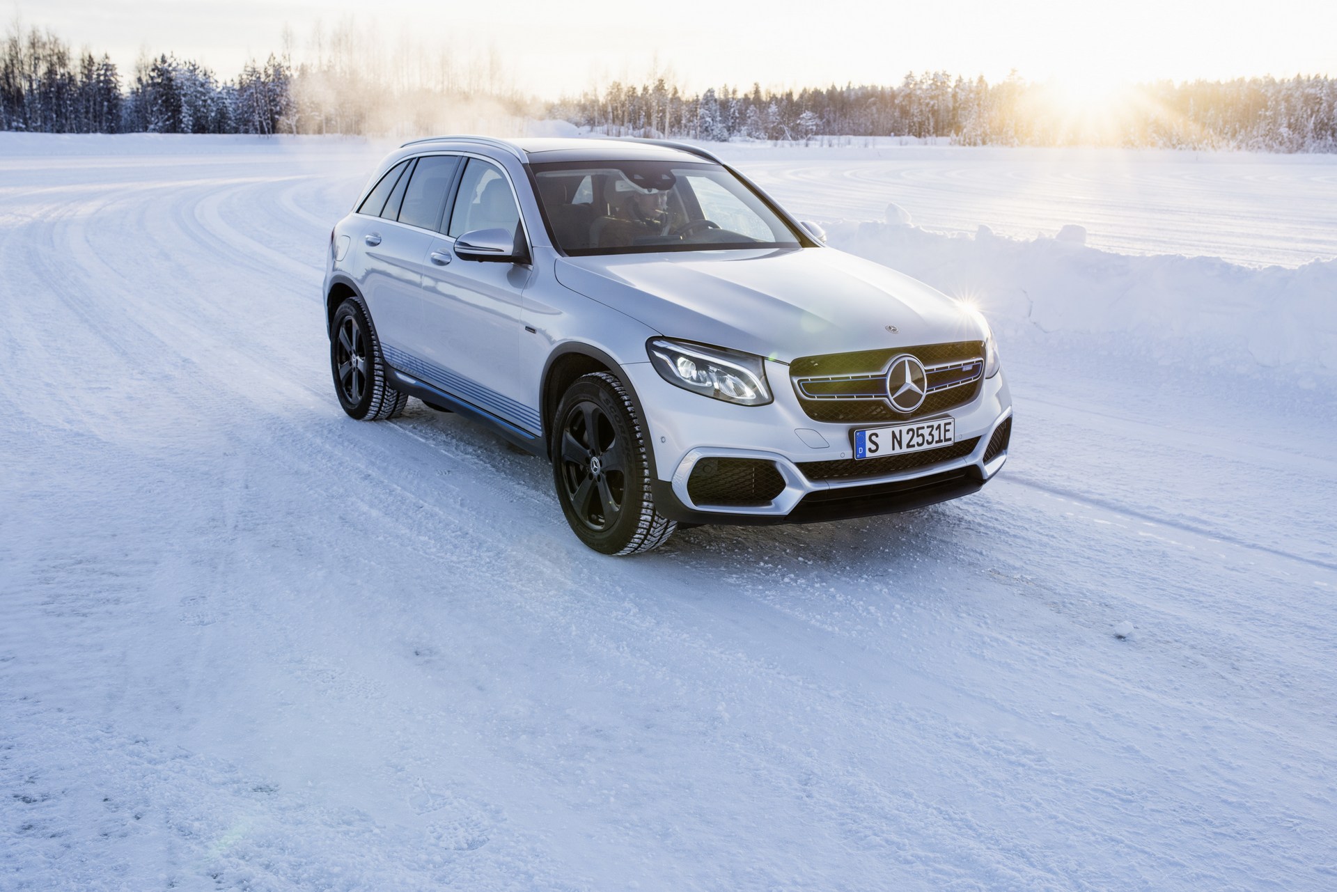Mercedes-Benz EQC und GLC F-CELL: Auf dem Weg zur Serienreife: Heiß aufs Eis: Elektromobilität im Härtetest Mercedes EQ C Teased As Company Completes Winter Testing