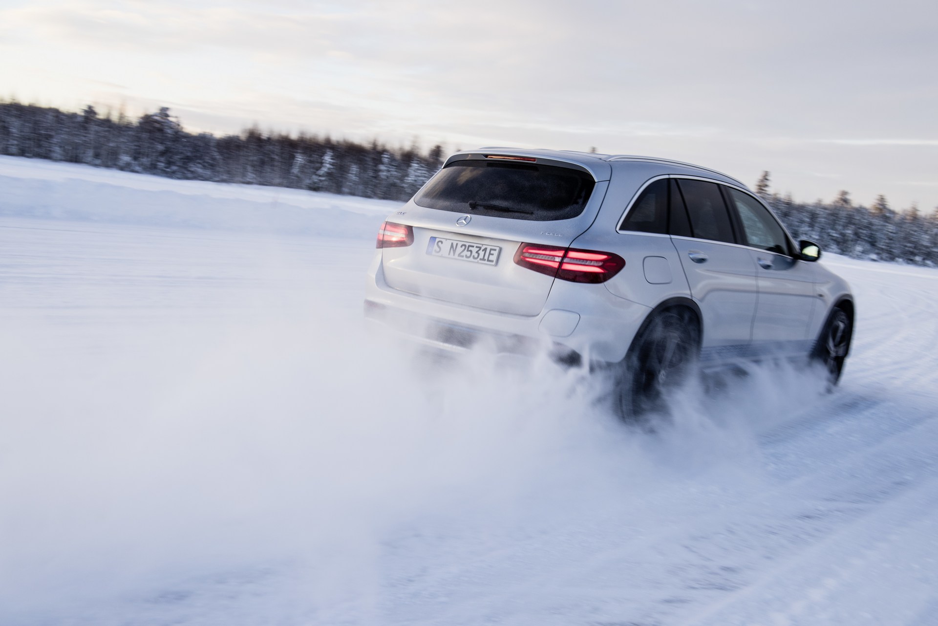 Mercedes-Benz EQC und GLC F-CELL: Auf dem Weg zur Serienreife: Heiß aufs Eis: Elektromobilität im Härtetest Mercedes EQ C Teased As Company Completes Winter Testing