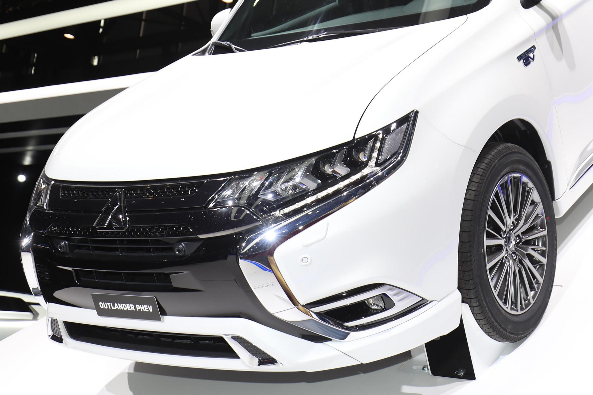 Mitsubishi-Outlander-PHEV-2 2019 Mitsubishi Outlander PHEV Looks The Same But Has New 2.0L Engine