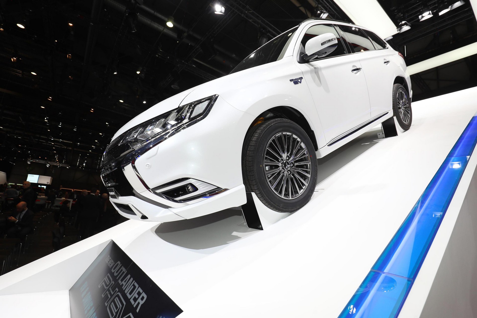 Mitsubishi-Outlander-PHEV-3 2019 Mitsubishi Outlander PHEV Looks The Same But Has New 2.0L Engine