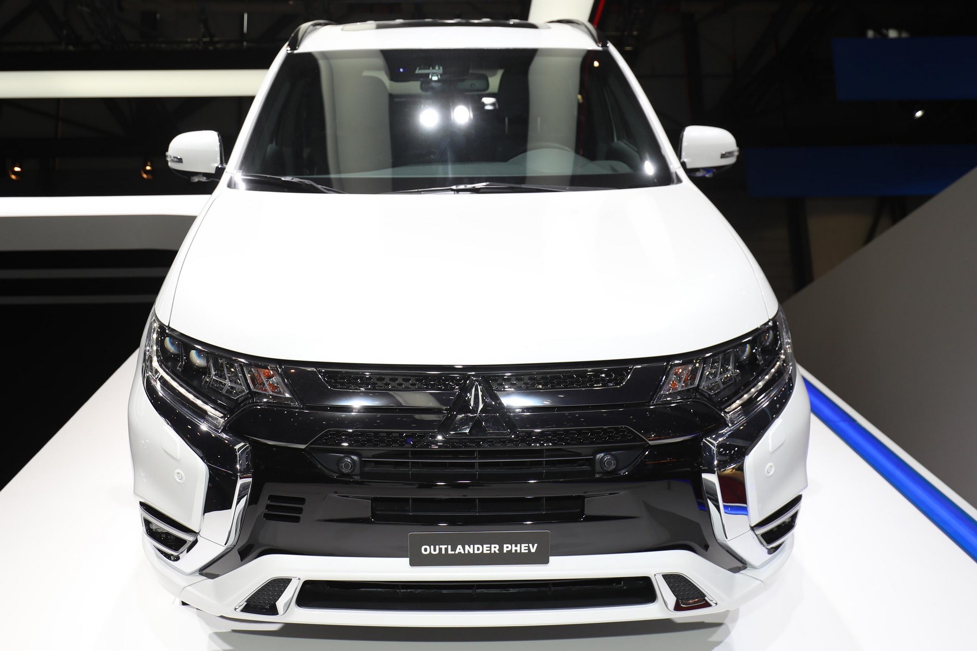 Mitsubishi-Outlander-PHEV-5 2019 Mitsubishi Outlander PHEV Looks The Same But Has New 2.0L Engine