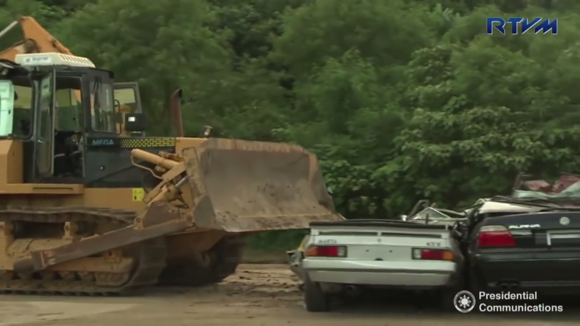 Philippines-Destroy-Cars-8 Watch And Cringe As Philippines Crushes Rare BMW Z1, Renault 5 Turbo, Maserati And More