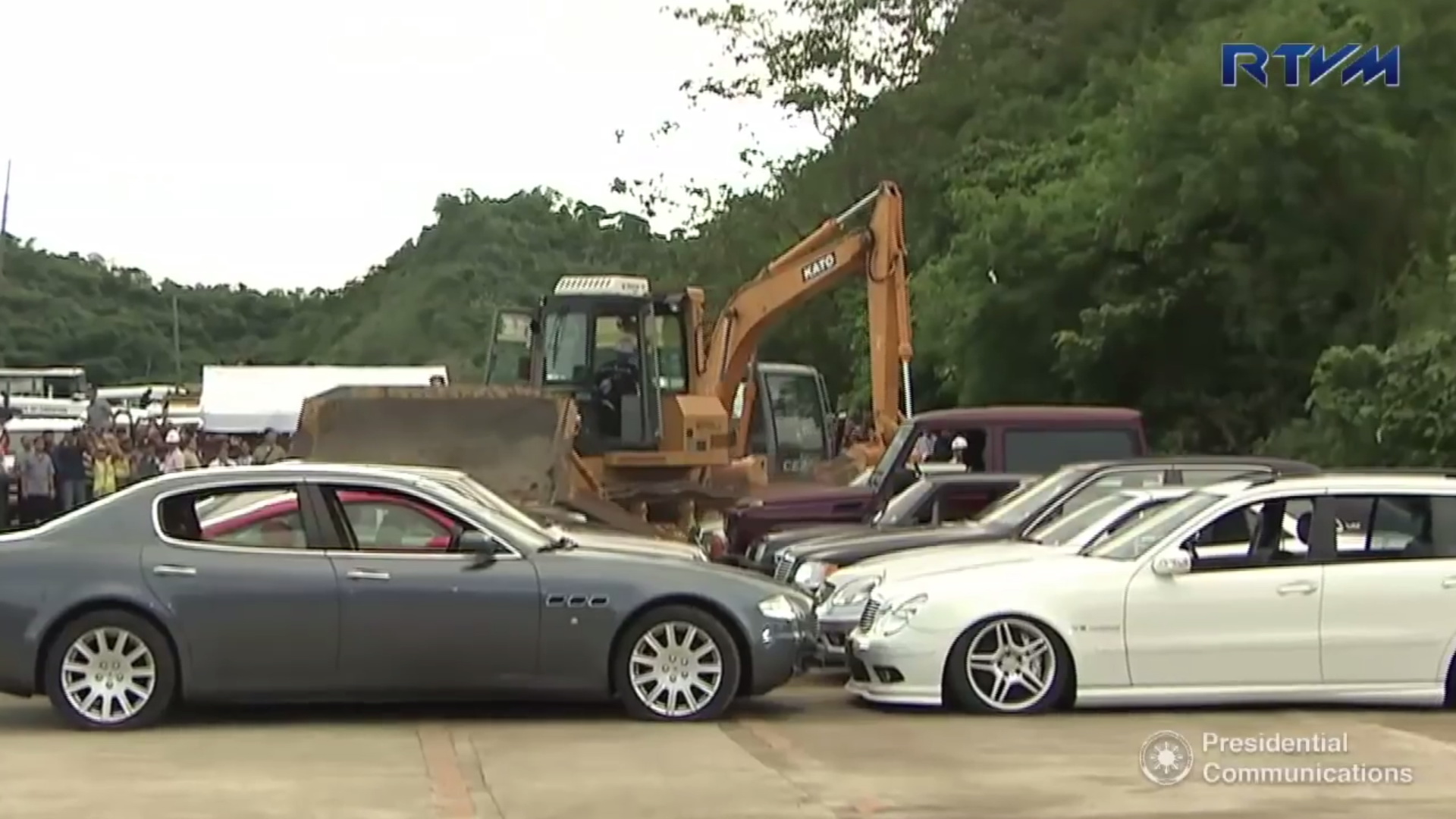 Philippines-Destroy-Cars-9 Watch And Cringe As Philippines Crushes Rare BMW Z1, Renault 5 Turbo, Maserati And More