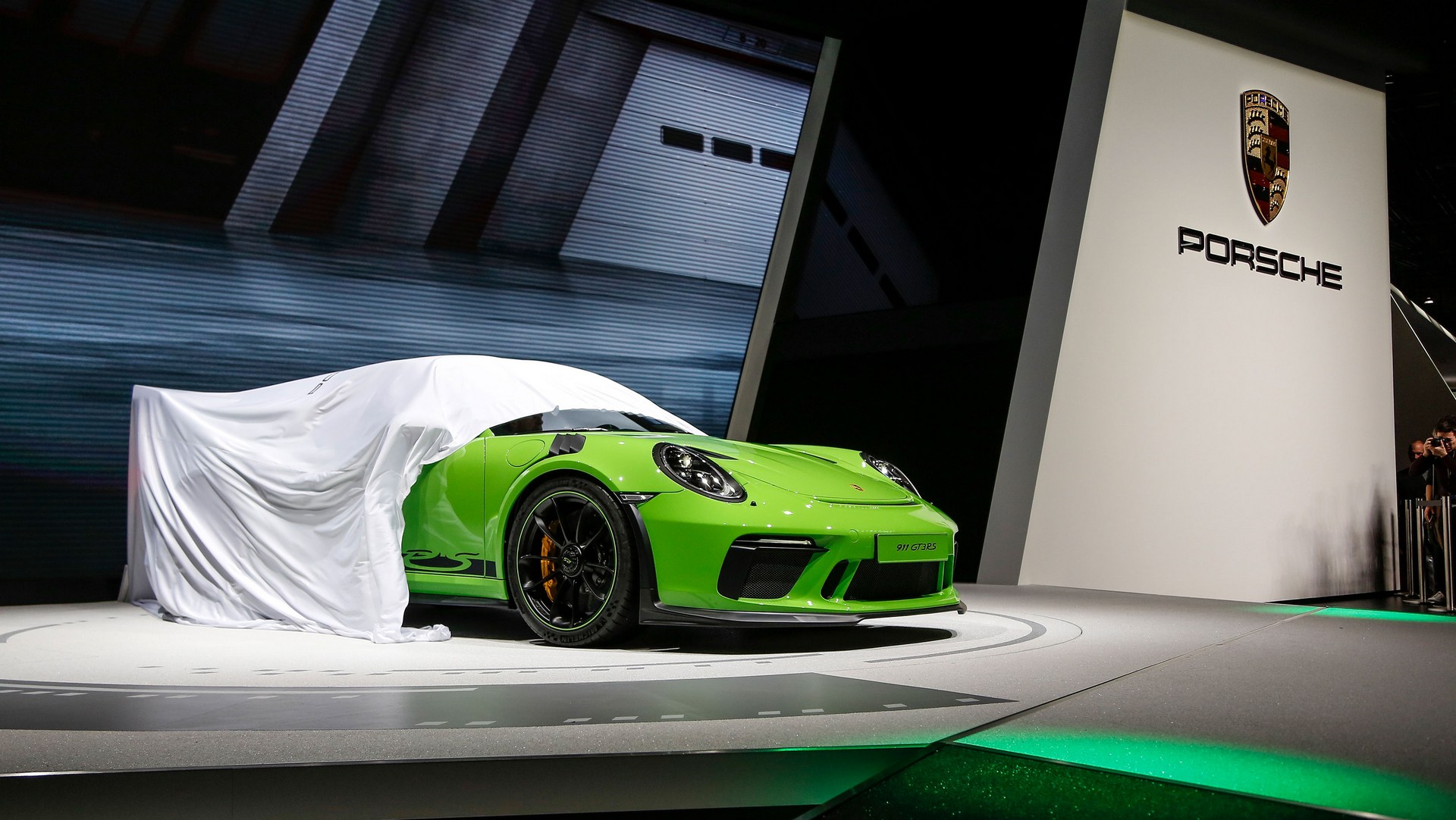 Porsche-911-GT3-RS-1 New Porsche 911 GT3 RS Proves Less Is More (Money)