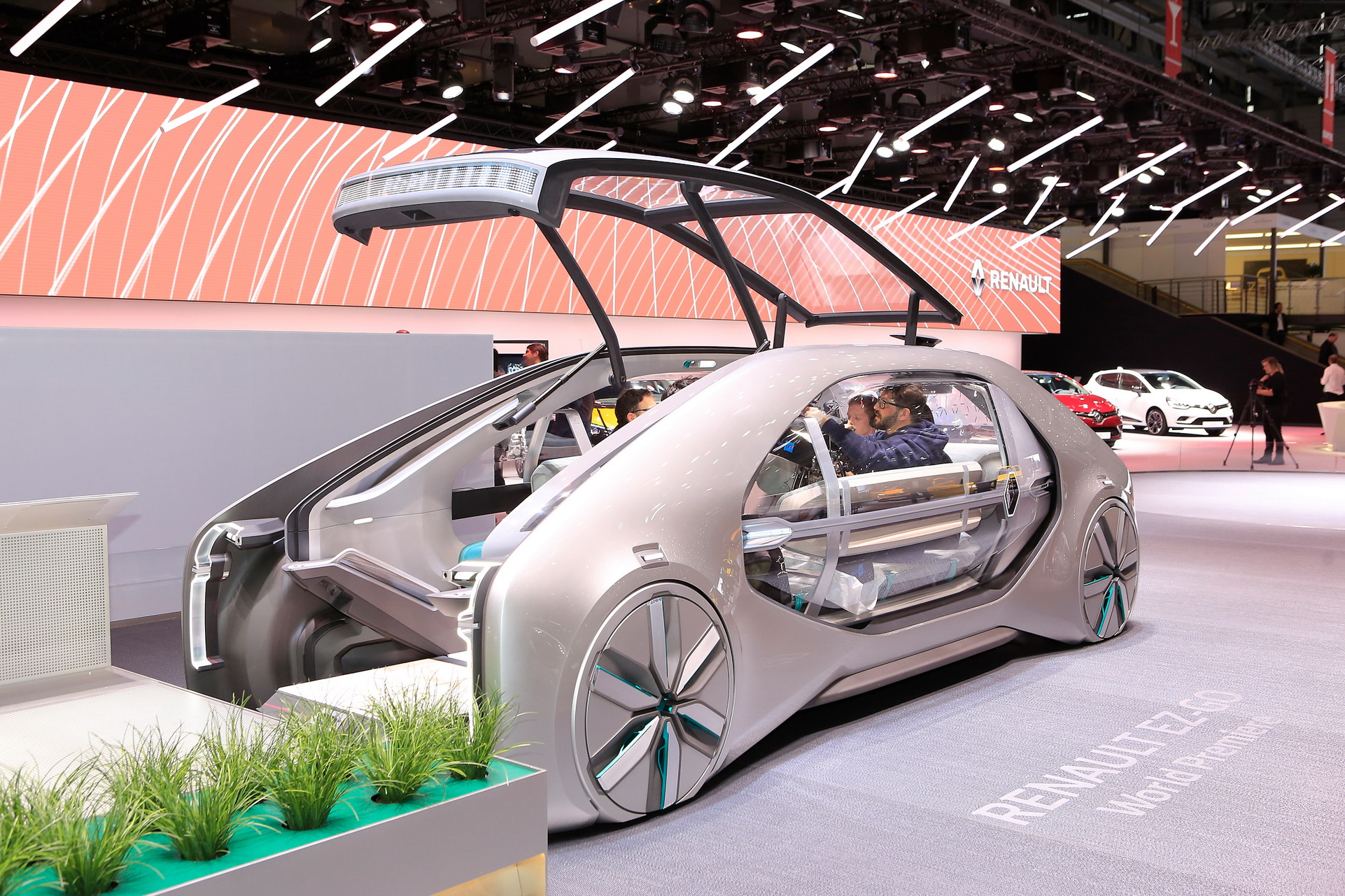 Renault-EZ-Go-1 Renault EZ-GO Concept Wants To Autonomously Shuttle You And Your Friends